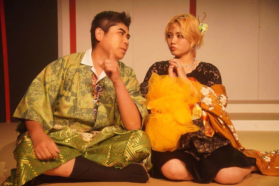  才原茉莉乃さんのインスタグラム写真 - ( 才原茉莉乃Instagram)「舞台「香梅Braggart cards ～乱れ咲き誇る～」 9/27(水)〜10/1(日) @新宿スターフィールド  全ての公演が終了しました。 観て下さった皆様ありがとうございます。  紫香チーム、花魁の柳役として天狗楼を生きました。  人生初の相手役がいるという挑戦な舞台。 花魁役は昔した事あったのでその知識も活かしながら、ファンタジーサスペンスでの落とし方。 色んな挑戦させて頂きました。  #りめわる の時は急遽参戦で十万喜さんと作り上げる時間が少なかったのですが 今回はしっかりと役作りを練れた気がします。  ここからネタバレ👇 . . . . . . . . . . . . . . . . . . ↓  柳は闇の遊郭「天狗楼」では、五番手札。 愛嬌だけで生きている。  人気はあるが、一番というわけではない。ただ、贔屓の数は多い。  札のみんなも大好きで、平和主義者だと思ってます。 だからこそ、バチバチな札の中では異様な存在でもある。  お母ちゃん感のある役という事で、そこは「よし、おかんで行こう」と決めていました。  基本的には中和剤として生きている。 一番の年長者で、今いる子たちだけではない沢山の別れを経験していると思ってます。  だからこそ、萩が梅毒とわかったシーンや、よくわからず怒ってる芒にはガツンと叱る。  それは、萩ももちろん芒も大好きだから。  ふざけた倒すけど、締めるところは締める。 そして、私は年季が明ける人物。 みんなが大好きだからこそ、萩の梅毒、牡丹の駆け落ち。 様々な感情が爆発してあの様な柳の最後のシーンになりました。  お相手役の西郷隆盛、ヒデユキさんはお優しく何でも受け入れてくださり 初登場シーンは漫才スタイルになりました。  いや、まぁ、何故かとか書くと長くなるのでいつか配信で語れたらと思います。  札のみんなとは、お話の中以外では馬鹿騒ぎするくらい仲良し。 だからこそ、安心してバチバチの姿を見せれていました。  いや、ボケが多いのよ。 ツッコミが大変でしたw  男性陣も女性陣も優しくおもろい人ばかりで笑いの絶えない稽古期間でした。  素敵な座組、素敵な作品に関われてよかった！  ちょっと、色々悩んでいた時期だったのですごく成長できたなと。  終わったのが寂しいけど、次もどんどんあるので この舞台を糧に次へと進んで行こうと思います。  ファンの方にも褒められたし、色んな方に褒めて頂けて自分的にも成長したなって思います。  本当に楽しかった！！  これにて天狗楼は閉店。 またいつかどこかで。  柳役　才原茉莉乃  #ぶらっかーず #天華楽喜 #舞台 #花魁 #幕末」10月2日 18時17分 - saihara_0120