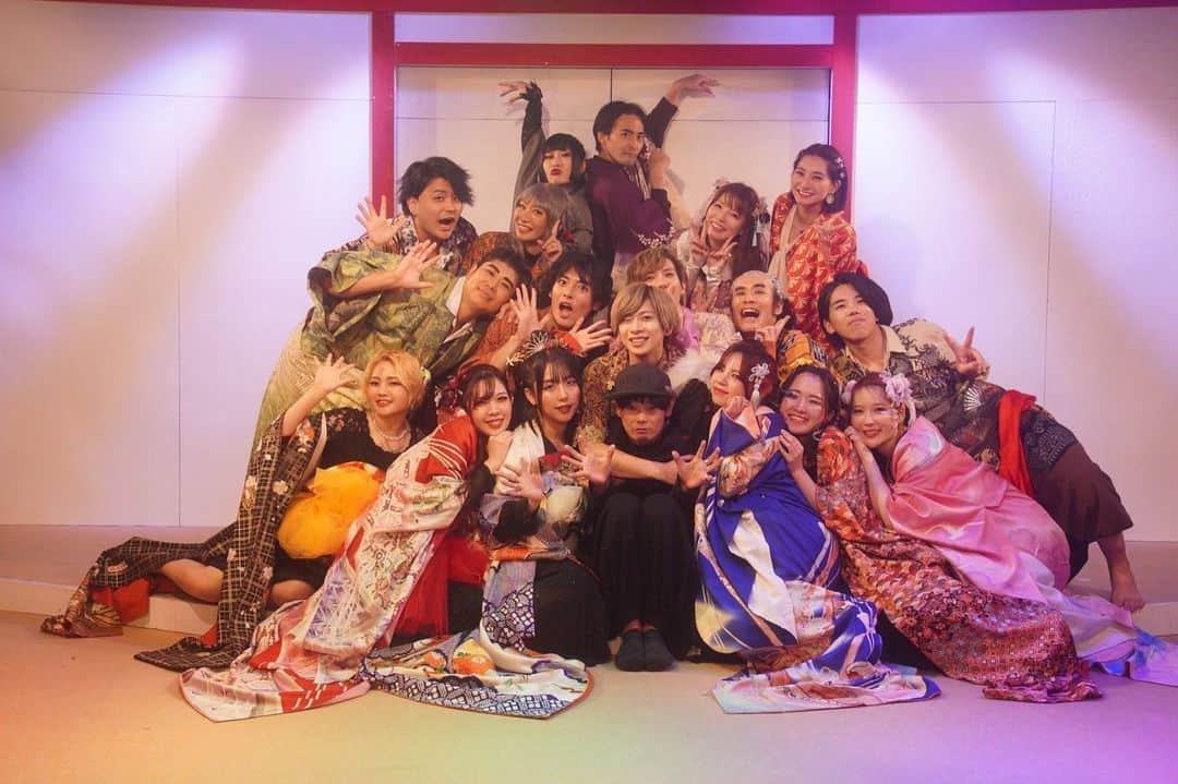  才原茉莉乃さんのインスタグラム写真 - ( 才原茉莉乃Instagram)「舞台「香梅Braggart cards ～乱れ咲き誇る～」 9/27(水)〜10/1(日) @新宿スターフィールド  全ての公演が終了しました。 観て下さった皆様ありがとうございます。  紫香チーム、花魁の柳役として天狗楼を生きました。  人生初の相手役がいるという挑戦な舞台。 花魁役は昔した事あったのでその知識も活かしながら、ファンタジーサスペンスでの落とし方。 色んな挑戦させて頂きました。  #りめわる の時は急遽参戦で十万喜さんと作り上げる時間が少なかったのですが 今回はしっかりと役作りを練れた気がします。  ここからネタバレ👇 . . . . . . . . . . . . . . . . . . ↓  柳は闇の遊郭「天狗楼」では、五番手札。 愛嬌だけで生きている。  人気はあるが、一番というわけではない。ただ、贔屓の数は多い。  札のみんなも大好きで、平和主義者だと思ってます。 だからこそ、バチバチな札の中では異様な存在でもある。  お母ちゃん感のある役という事で、そこは「よし、おかんで行こう」と決めていました。  基本的には中和剤として生きている。 一番の年長者で、今いる子たちだけではない沢山の別れを経験していると思ってます。  だからこそ、萩が梅毒とわかったシーンや、よくわからず怒ってる芒にはガツンと叱る。  それは、萩ももちろん芒も大好きだから。  ふざけた倒すけど、締めるところは締める。 そして、私は年季が明ける人物。 みんなが大好きだからこそ、萩の梅毒、牡丹の駆け落ち。 様々な感情が爆発してあの様な柳の最後のシーンになりました。  お相手役の西郷隆盛、ヒデユキさんはお優しく何でも受け入れてくださり 初登場シーンは漫才スタイルになりました。  いや、まぁ、何故かとか書くと長くなるのでいつか配信で語れたらと思います。  札のみんなとは、お話の中以外では馬鹿騒ぎするくらい仲良し。 だからこそ、安心してバチバチの姿を見せれていました。  いや、ボケが多いのよ。 ツッコミが大変でしたw  男性陣も女性陣も優しくおもろい人ばかりで笑いの絶えない稽古期間でした。  素敵な座組、素敵な作品に関われてよかった！  ちょっと、色々悩んでいた時期だったのですごく成長できたなと。  終わったのが寂しいけど、次もどんどんあるので この舞台を糧に次へと進んで行こうと思います。  ファンの方にも褒められたし、色んな方に褒めて頂けて自分的にも成長したなって思います。  本当に楽しかった！！  これにて天狗楼は閉店。 またいつかどこかで。  柳役　才原茉莉乃  #ぶらっかーず #天華楽喜 #舞台 #花魁 #幕末」10月2日 18時17分 - saihara_0120