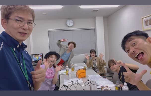 藤井日菜子さんのインスタグラム写真 - (藤井日菜子Instagram)「久しぶりにざっくばらんのメンバーと永井さんに会えて❤️当時の番組ディレクターだったスタッフさんも今や皆さんめちゃくちゃ偉いさんになっていましたが、楽屋では17年前と変わらず☺️ 昔もこの、楽屋でいっぱい笑ってお話しして、弁当ジャンケンして笑 放送以外の時間も、本当に楽しい家族のような存在でした👪  出逢いに感謝🧡奈良テレビさんに感謝。呼んでいただきありがとうございました❣️  来週の日曜日10/8は、奈良モーターショーの様子を生中継するのですが、場所は大和郡山市にある近畿運輸局の奈良運輸支局だそうで😊ざっくばらん時代から20年以上もずっと 可愛がってくれている谷口お兄さんとご一緒させていただくので楽しみで嬉しいです。良かったら皆さんも奈良モーターショーにあそびにきてくださいね〜🖐️ #ならモーターフェア  #奈良テレビ #ざっくばらん」10月2日 18時13分 - hinakofuji