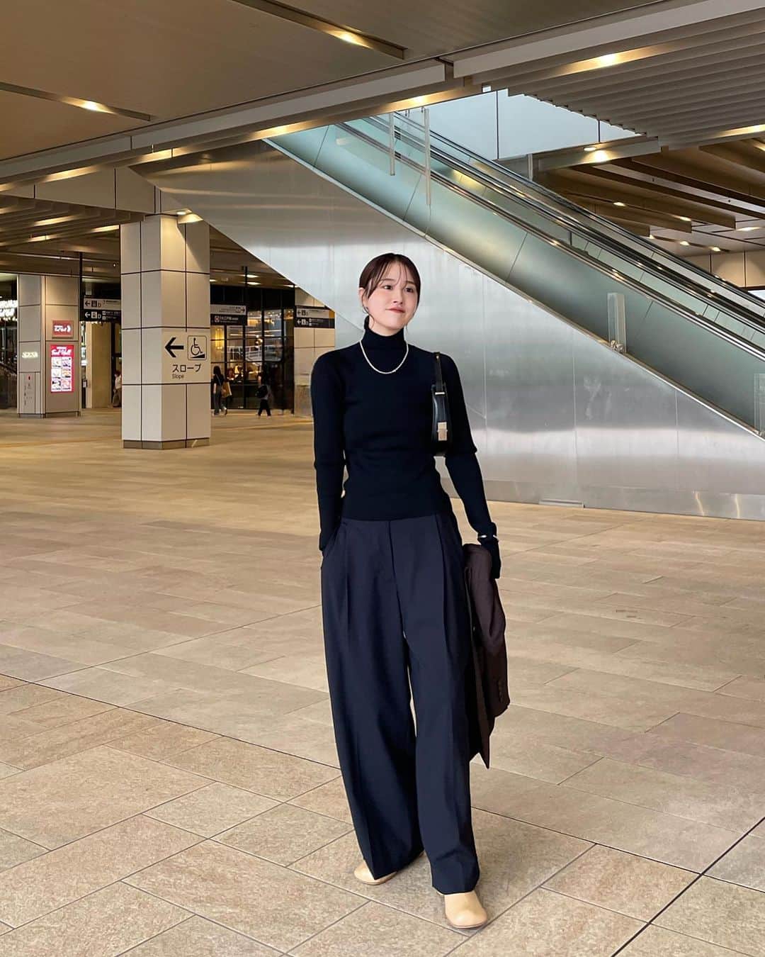 ETRÉ TOKYO ストアさんのインスタグラム写真 - (ETRÉ TOKYO ストアInstagram)「@etretokyo  【10/5 New Arrival】  ㅤㅤㅤ  #ETREダブルブレストコクーンコート IVORY / NAVY S.M size ¥49,500(tax in)  ㅤㅤㅤ ㅤㅤㅤ #ETREダブルブレストリバーロングコート BEIGE / GREY S.M size ¥46,200(tax in)  ㅤㅤㅤ ㅤㅤㅤ #ETREウエストアジャスタブルタックワイドパンツ GREY / NAVY / BROWN S.M size ¥29,700(tax in)  ㅤㅤㅤ ㅤㅤㅤ #ETREvネックルージーニットトップス NAVY / YELLOW F size ¥19,800(tax in)  ㅤㅤㅤ ㅤㅤㅤ #ETREパウダリーショートプルオーバー WHITE / BEIGE / CHARCOAL F size ¥9,900(tax in)  ㅤㅤㅤ ㅤㅤㅤ #ETREバルーンシルエットシャツカラートップス WHITE / BLUE F size ¥28,600(tax in)  ㅤㅤㅤ ㅤㅤㅤ #ETREサムホールリブニットプルオーバー WHITE / BLACK F size ¥19,800(tax in)  ㅤㅤㅤ ㅤㅤ - - - - - - - - - - - - - - - - - - - - - - - - - - - -  商品詳細はTOPページURLよりチェック🔍 ›› @etretokyo_store  ㅤㅤㅤ スタッフコーディネートも毎日更新中【 #etretokyo_staff_ootd 】をフォロー🐿️  TOPページの"フォロー中"から 気になるスタッフのアカウントをフォロー🤝  - - - - - - - - - - - - - - - - - - - - - - - - - - - - ⁡  ㅤㅤㅤ 【INFORMATION】 ⁡ ⁡ ※ 10/5(木)発売のアイテムは 10/6(金)12:00よりお在庫のある場合、ルミネカード会員様限定で店舗通販のご利用が可能です。 ⁡ ※お電話がつながりにくい可能性がございます。 ⁡ ※また混雑時には入場制限及び 試着点数の制限を設けさせて頂きます。 予めご了承ください。 ⁡ ⁡ ご理解、ご協力を賜りますよう 心よりお願い申し上げます。 ⁡ ⁡  ㅤㅤㅤ ㅤㅤㅤ 【LUMINE SHINJUKU STORE】 ETRÉ TOKYO ルミネ新宿2店 TEL：03-5989-0979 ー営業時間ー (平日、土日祝)11:00-21:00  ⁡ #etretokyo#etre#fashion#etretokyoshinjuku #2023etre#etretokyo_staff_ootd#2023aw #新作紹介 #秋服コーデ #スタッフスナップ#カジュアルファッション #ルミネ新宿2 #モノトーンファッション #シンプルファッション #秋物コーデ #ワイドパンツコーデ #タートルネック #シャツコーディネート #オトナカジュアルコーデ #ロングコートコーデ」10月2日 18時13分 - etretokyo_store