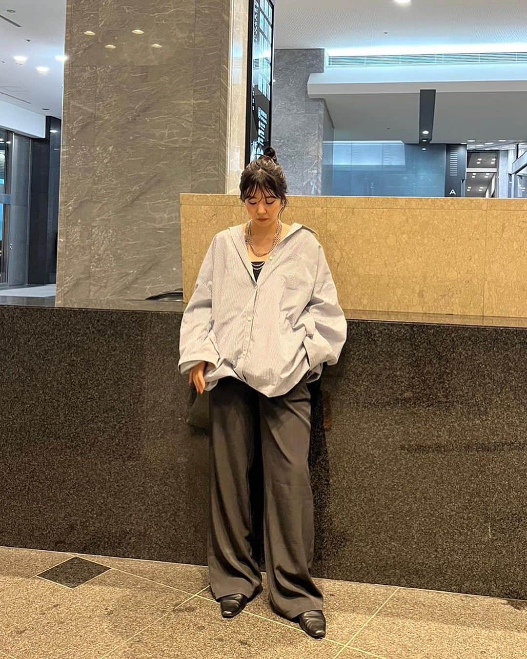 ETRÉ TOKYO ストアさんのインスタグラム写真 - (ETRÉ TOKYO ストアInstagram)「@etretokyo  【10/5 New Arrival】  ㅤㅤㅤ  #ETREダブルブレストコクーンコート IVORY / NAVY S.M size ¥49,500(tax in)  ㅤㅤㅤ ㅤㅤㅤ #ETREダブルブレストリバーロングコート BEIGE / GREY S.M size ¥46,200(tax in)  ㅤㅤㅤ ㅤㅤㅤ #ETREウエストアジャスタブルタックワイドパンツ GREY / NAVY / BROWN S.M size ¥29,700(tax in)  ㅤㅤㅤ ㅤㅤㅤ #ETREvネックルージーニットトップス NAVY / YELLOW F size ¥19,800(tax in)  ㅤㅤㅤ ㅤㅤㅤ #ETREパウダリーショートプルオーバー WHITE / BEIGE / CHARCOAL F size ¥9,900(tax in)  ㅤㅤㅤ ㅤㅤㅤ #ETREバルーンシルエットシャツカラートップス WHITE / BLUE F size ¥28,600(tax in)  ㅤㅤㅤ ㅤㅤㅤ #ETREサムホールリブニットプルオーバー WHITE / BLACK F size ¥19,800(tax in)  ㅤㅤㅤ ㅤㅤ - - - - - - - - - - - - - - - - - - - - - - - - - - - -  商品詳細はTOPページURLよりチェック🔍 ›› @etretokyo_store  ㅤㅤㅤ スタッフコーディネートも毎日更新中【 #etretokyo_staff_ootd 】をフォロー🐿️  TOPページの"フォロー中"から 気になるスタッフのアカウントをフォロー🤝  - - - - - - - - - - - - - - - - - - - - - - - - - - - - ⁡  ㅤㅤㅤ 【INFORMATION】 ⁡ ⁡ ※ 10/5(木)発売のアイテムは 10/6(金)12:00よりお在庫のある場合、ルミネカード会員様限定で店舗通販のご利用が可能です。 ⁡ ※お電話がつながりにくい可能性がございます。 ⁡ ※また混雑時には入場制限及び 試着点数の制限を設けさせて頂きます。 予めご了承ください。 ⁡ ⁡ ご理解、ご協力を賜りますよう 心よりお願い申し上げます。 ⁡ ⁡  ㅤㅤㅤ ㅤㅤㅤ 【LUMINE SHINJUKU STORE】 ETRÉ TOKYO ルミネ新宿2店 TEL：03-5989-0979 ー営業時間ー (平日、土日祝)11:00-21:00  ⁡ #etretokyo#etre#fashion#etretokyoshinjuku #2023etre#etretokyo_staff_ootd#2023aw #新作紹介 #秋服コーデ #スタッフスナップ#カジュアルファッション #ルミネ新宿2 #モノトーンファッション #シンプルファッション #秋物コーデ #ワイドパンツコーデ #タートルネック #シャツコーディネート #オトナカジュアルコーデ #ロングコートコーデ」10月2日 18時13分 - etretokyo_store