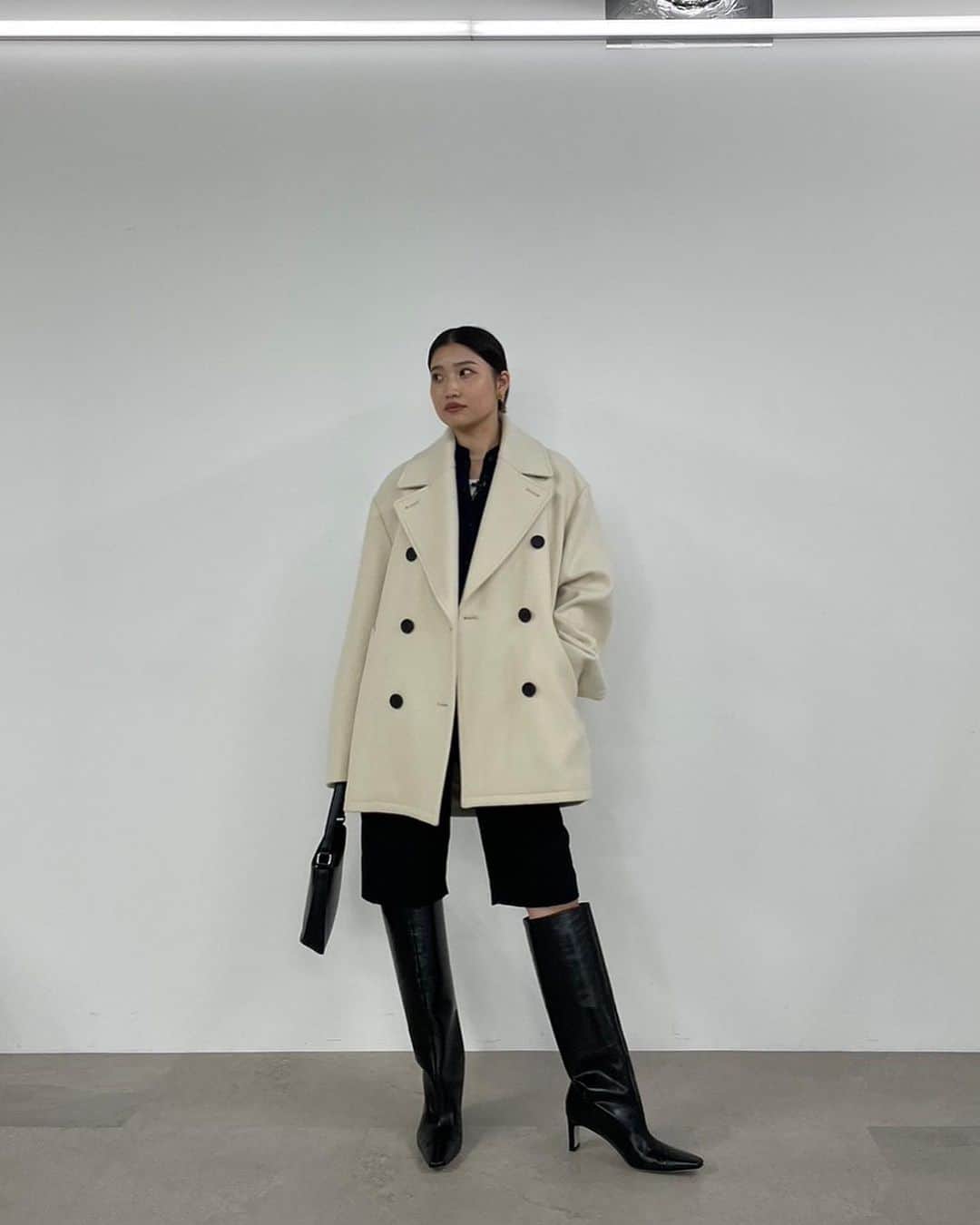 ETRÉ TOKYO ストアさんのインスタグラム写真 - (ETRÉ TOKYO ストアInstagram)「@etretokyo  【10/5 New Arrival】  ㅤㅤㅤ  #ETREダブルブレストコクーンコート IVORY / NAVY S.M size ¥49,500(tax in)  ㅤㅤㅤ ㅤㅤㅤ #ETREダブルブレストリバーロングコート BEIGE / GREY S.M size ¥46,200(tax in)  ㅤㅤㅤ ㅤㅤㅤ #ETREウエストアジャスタブルタックワイドパンツ GREY / NAVY / BROWN S.M size ¥29,700(tax in)  ㅤㅤㅤ ㅤㅤㅤ #ETREvネックルージーニットトップス NAVY / YELLOW F size ¥19,800(tax in)  ㅤㅤㅤ ㅤㅤㅤ #ETREパウダリーショートプルオーバー WHITE / BEIGE / CHARCOAL F size ¥9,900(tax in)  ㅤㅤㅤ ㅤㅤㅤ #ETREバルーンシルエットシャツカラートップス WHITE / BLUE F size ¥28,600(tax in)  ㅤㅤㅤ ㅤㅤㅤ #ETREサムホールリブニットプルオーバー WHITE / BLACK F size ¥19,800(tax in)  ㅤㅤㅤ ㅤㅤ - - - - - - - - - - - - - - - - - - - - - - - - - - - -  商品詳細はTOPページURLよりチェック🔍 ›› @etretokyo_store  ㅤㅤㅤ スタッフコーディネートも毎日更新中【 #etretokyo_staff_ootd 】をフォロー🐿️  TOPページの"フォロー中"から 気になるスタッフのアカウントをフォロー🤝  - - - - - - - - - - - - - - - - - - - - - - - - - - - - ⁡  ㅤㅤㅤ 【INFORMATION】 ⁡ ⁡ ※ 10/5(木)発売のアイテムは 10/6(金)12:00よりお在庫のある場合、ルミネカード会員様限定で店舗通販のご利用が可能です。 ⁡ ※お電話がつながりにくい可能性がございます。 ⁡ ※また混雑時には入場制限及び 試着点数の制限を設けさせて頂きます。 予めご了承ください。 ⁡ ⁡ ご理解、ご協力を賜りますよう 心よりお願い申し上げます。 ⁡ ⁡  ㅤㅤㅤ ㅤㅤㅤ 【LUMINE SHINJUKU STORE】 ETRÉ TOKYO ルミネ新宿2店 TEL：03-5989-0979 ー営業時間ー (平日、土日祝)11:00-21:00  ⁡ #etretokyo#etre#fashion#etretokyoshinjuku #2023etre#etretokyo_staff_ootd#2023aw #新作紹介 #秋服コーデ #スタッフスナップ#カジュアルファッション #ルミネ新宿2 #モノトーンファッション #シンプルファッション #秋物コーデ #ワイドパンツコーデ #タートルネック #シャツコーディネート #オトナカジュアルコーデ #ロングコートコーデ」10月2日 18時13分 - etretokyo_store