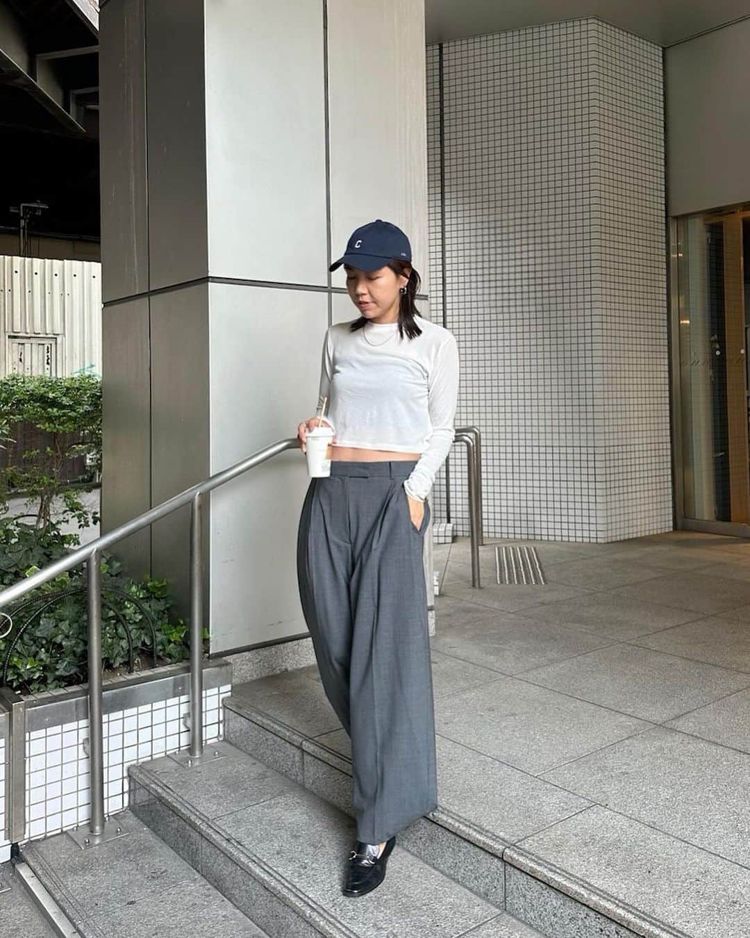 ETRÉ TOKYO ストアさんのインスタグラム写真 - (ETRÉ TOKYO ストアInstagram)「@etretokyo  【10/5 New Arrival】  ㅤㅤㅤ  #ETREダブルブレストコクーンコート IVORY / NAVY S.M size ¥49,500(tax in)  ㅤㅤㅤ ㅤㅤㅤ #ETREダブルブレストリバーロングコート BEIGE / GREY S.M size ¥46,200(tax in)  ㅤㅤㅤ ㅤㅤㅤ #ETREウエストアジャスタブルタックワイドパンツ GREY / NAVY / BROWN S.M size ¥29,700(tax in)  ㅤㅤㅤ ㅤㅤㅤ #ETREvネックルージーニットトップス NAVY / YELLOW F size ¥19,800(tax in)  ㅤㅤㅤ ㅤㅤㅤ #ETREパウダリーショートプルオーバー WHITE / BEIGE / CHARCOAL F size ¥9,900(tax in)  ㅤㅤㅤ ㅤㅤㅤ #ETREバルーンシルエットシャツカラートップス WHITE / BLUE F size ¥28,600(tax in)  ㅤㅤㅤ ㅤㅤㅤ #ETREサムホールリブニットプルオーバー WHITE / BLACK F size ¥19,800(tax in)  ㅤㅤㅤ ㅤㅤ - - - - - - - - - - - - - - - - - - - - - - - - - - - -  商品詳細はTOPページURLよりチェック🔍 ›› @etretokyo_store  ㅤㅤㅤ スタッフコーディネートも毎日更新中【 #etretokyo_staff_ootd 】をフォロー🐿️  TOPページの"フォロー中"から 気になるスタッフのアカウントをフォロー🤝  - - - - - - - - - - - - - - - - - - - - - - - - - - - - ⁡  ㅤㅤㅤ 【INFORMATION】 ⁡ ⁡ ※ 10/5(木)発売のアイテムは 10/6(金)12:00よりお在庫のある場合、ルミネカード会員様限定で店舗通販のご利用が可能です。 ⁡ ※お電話がつながりにくい可能性がございます。 ⁡ ※また混雑時には入場制限及び 試着点数の制限を設けさせて頂きます。 予めご了承ください。 ⁡ ⁡ ご理解、ご協力を賜りますよう 心よりお願い申し上げます。 ⁡ ⁡  ㅤㅤㅤ ㅤㅤㅤ 【LUMINE SHINJUKU STORE】 ETRÉ TOKYO ルミネ新宿2店 TEL：03-5989-0979 ー営業時間ー (平日、土日祝)11:00-21:00  ⁡ #etretokyo#etre#fashion#etretokyoshinjuku #2023etre#etretokyo_staff_ootd#2023aw #新作紹介 #秋服コーデ #スタッフスナップ#カジュアルファッション #ルミネ新宿2 #モノトーンファッション #シンプルファッション #秋物コーデ #ワイドパンツコーデ #タートルネック #シャツコーディネート #オトナカジュアルコーデ #ロングコートコーデ」10月2日 18時13分 - etretokyo_store