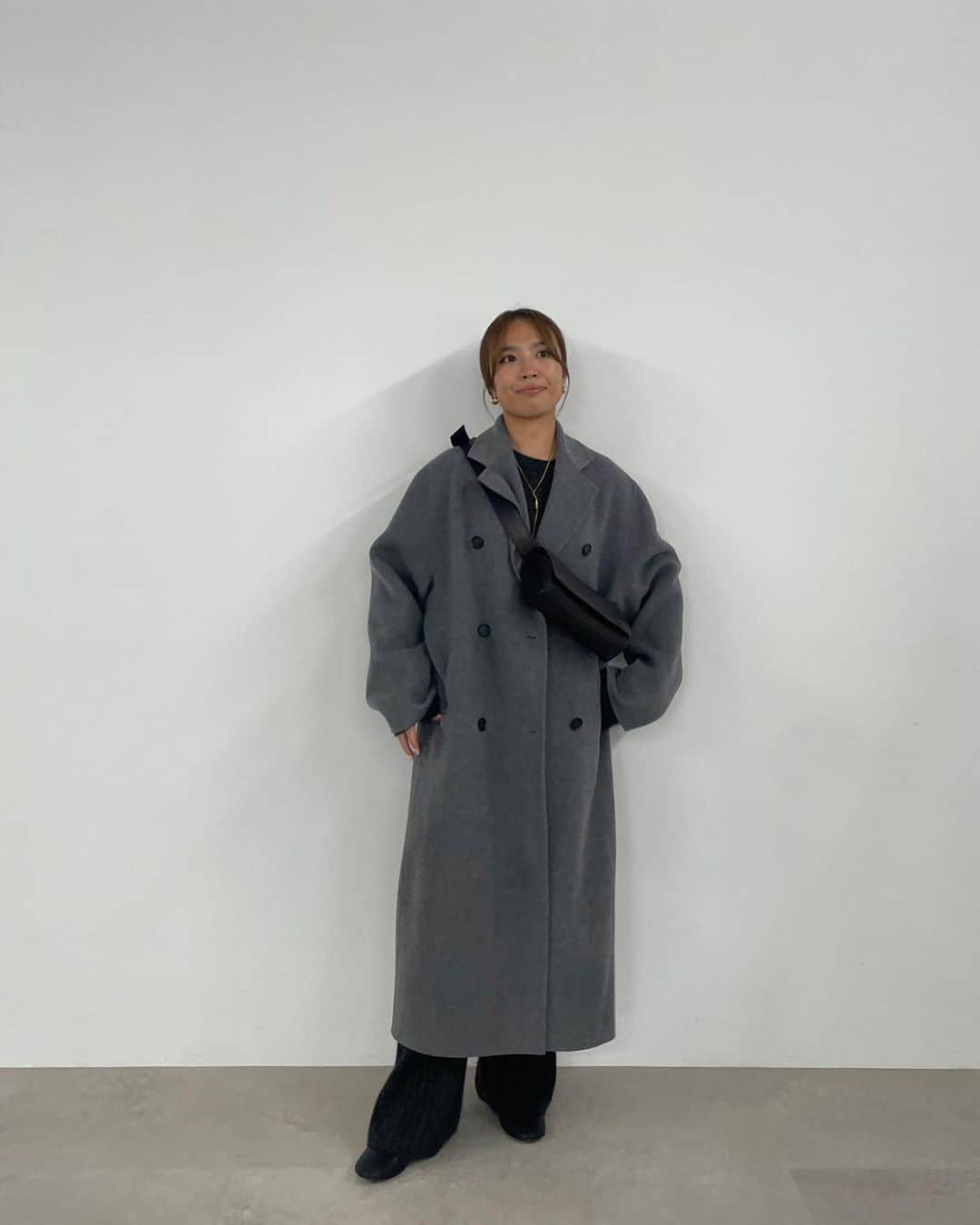 ETRÉ TOKYO ストアさんのインスタグラム写真 - (ETRÉ TOKYO ストアInstagram)「@etretokyo  【10/5 New Arrival】  ㅤㅤㅤ  #ETREダブルブレストコクーンコート IVORY / NAVY S.M size ¥49,500(tax in)  ㅤㅤㅤ ㅤㅤㅤ #ETREダブルブレストリバーロングコート BEIGE / GREY S.M size ¥46,200(tax in)  ㅤㅤㅤ ㅤㅤㅤ #ETREウエストアジャスタブルタックワイドパンツ GREY / NAVY / BROWN S.M size ¥29,700(tax in)  ㅤㅤㅤ ㅤㅤㅤ #ETREvネックルージーニットトップス NAVY / YELLOW F size ¥19,800(tax in)  ㅤㅤㅤ ㅤㅤㅤ #ETREパウダリーショートプルオーバー WHITE / BEIGE / CHARCOAL F size ¥9,900(tax in)  ㅤㅤㅤ ㅤㅤㅤ #ETREバルーンシルエットシャツカラートップス WHITE / BLUE F size ¥28,600(tax in)  ㅤㅤㅤ ㅤㅤㅤ #ETREサムホールリブニットプルオーバー WHITE / BLACK F size ¥19,800(tax in)  ㅤㅤㅤ ㅤㅤ - - - - - - - - - - - - - - - - - - - - - - - - - - - -  商品詳細はTOPページURLよりチェック🔍 ›› @etretokyo_store  ㅤㅤㅤ スタッフコーディネートも毎日更新中【 #etretokyo_staff_ootd 】をフォロー🐿️  TOPページの"フォロー中"から 気になるスタッフのアカウントをフォロー🤝  - - - - - - - - - - - - - - - - - - - - - - - - - - - - ⁡  ㅤㅤㅤ 【INFORMATION】 ⁡ ⁡ ※ 10/5(木)発売のアイテムは 10/6(金)12:00よりお在庫のある場合、ルミネカード会員様限定で店舗通販のご利用が可能です。 ⁡ ※お電話がつながりにくい可能性がございます。 ⁡ ※また混雑時には入場制限及び 試着点数の制限を設けさせて頂きます。 予めご了承ください。 ⁡ ⁡ ご理解、ご協力を賜りますよう 心よりお願い申し上げます。 ⁡ ⁡  ㅤㅤㅤ ㅤㅤㅤ 【LUMINE SHINJUKU STORE】 ETRÉ TOKYO ルミネ新宿2店 TEL：03-5989-0979 ー営業時間ー (平日、土日祝)11:00-21:00  ⁡ #etretokyo#etre#fashion#etretokyoshinjuku #2023etre#etretokyo_staff_ootd#2023aw #新作紹介 #秋服コーデ #スタッフスナップ#カジュアルファッション #ルミネ新宿2 #モノトーンファッション #シンプルファッション #秋物コーデ #ワイドパンツコーデ #タートルネック #シャツコーディネート #オトナカジュアルコーデ #ロングコートコーデ」10月2日 18時13分 - etretokyo_store