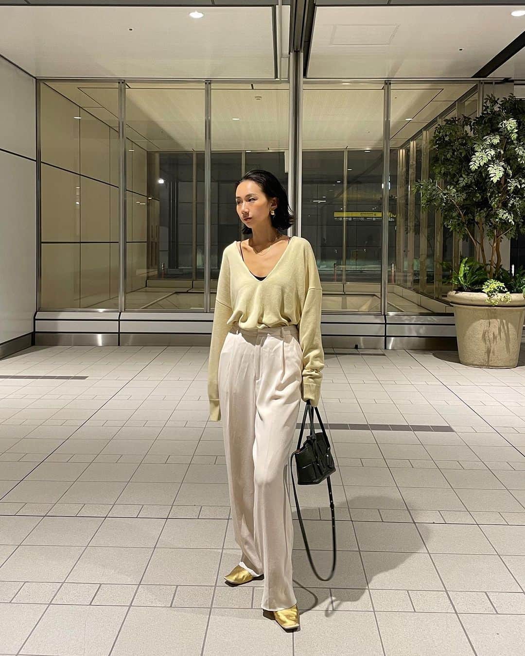 ETRÉ TOKYO ストアさんのインスタグラム写真 - (ETRÉ TOKYO ストアInstagram)「@etretokyo  【10/5 New Arrival】  ㅤㅤㅤ  #ETREダブルブレストコクーンコート IVORY / NAVY S.M size ¥49,500(tax in)  ㅤㅤㅤ ㅤㅤㅤ #ETREダブルブレストリバーロングコート BEIGE / GREY S.M size ¥46,200(tax in)  ㅤㅤㅤ ㅤㅤㅤ #ETREウエストアジャスタブルタックワイドパンツ GREY / NAVY / BROWN S.M size ¥29,700(tax in)  ㅤㅤㅤ ㅤㅤㅤ #ETREvネックルージーニットトップス NAVY / YELLOW F size ¥19,800(tax in)  ㅤㅤㅤ ㅤㅤㅤ #ETREパウダリーショートプルオーバー WHITE / BEIGE / CHARCOAL F size ¥9,900(tax in)  ㅤㅤㅤ ㅤㅤㅤ #ETREバルーンシルエットシャツカラートップス WHITE / BLUE F size ¥28,600(tax in)  ㅤㅤㅤ ㅤㅤㅤ #ETREサムホールリブニットプルオーバー WHITE / BLACK F size ¥19,800(tax in)  ㅤㅤㅤ ㅤㅤ - - - - - - - - - - - - - - - - - - - - - - - - - - - -  商品詳細はTOPページURLよりチェック🔍 ›› @etretokyo_store  ㅤㅤㅤ スタッフコーディネートも毎日更新中【 #etretokyo_staff_ootd 】をフォロー🐿️  TOPページの"フォロー中"から 気になるスタッフのアカウントをフォロー🤝  - - - - - - - - - - - - - - - - - - - - - - - - - - - - ⁡  ㅤㅤㅤ 【INFORMATION】 ⁡ ⁡ ※ 10/5(木)発売のアイテムは 10/6(金)12:00よりお在庫のある場合、ルミネカード会員様限定で店舗通販のご利用が可能です。 ⁡ ※お電話がつながりにくい可能性がございます。 ⁡ ※また混雑時には入場制限及び 試着点数の制限を設けさせて頂きます。 予めご了承ください。 ⁡ ⁡ ご理解、ご協力を賜りますよう 心よりお願い申し上げます。 ⁡ ⁡  ㅤㅤㅤ ㅤㅤㅤ 【LUMINE SHINJUKU STORE】 ETRÉ TOKYO ルミネ新宿2店 TEL：03-5989-0979 ー営業時間ー (平日、土日祝)11:00-21:00  ⁡ #etretokyo#etre#fashion#etretokyoshinjuku #2023etre#etretokyo_staff_ootd#2023aw #新作紹介 #秋服コーデ #スタッフスナップ#カジュアルファッション #ルミネ新宿2 #モノトーンファッション #シンプルファッション #秋物コーデ #ワイドパンツコーデ #タートルネック #シャツコーディネート #オトナカジュアルコーデ #ロングコートコーデ」10月2日 18時13分 - etretokyo_store