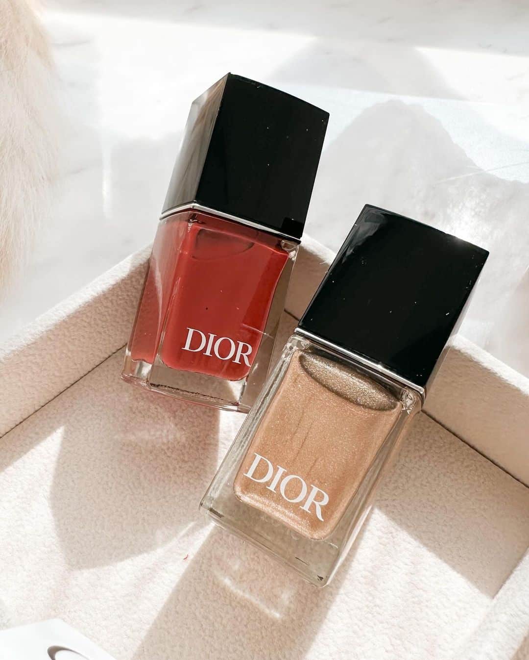 Ruby Kwanさんのインスタグラム写真 - (Ruby KwanInstagram)「I used to wear gel nail. But these @Dior colours make me want to return to basic nail polish in #diorstyle. 🩶🤍❤️💅🏻 @diorbeauty @peterphilipsmakeup #rougeclosetbeauty   #dior #diorbeauty #diorbeautyhk #diormakeup #diorcollection #diorcolors #diornails #diornailpolish」10月2日 18時14分 - rougecloset