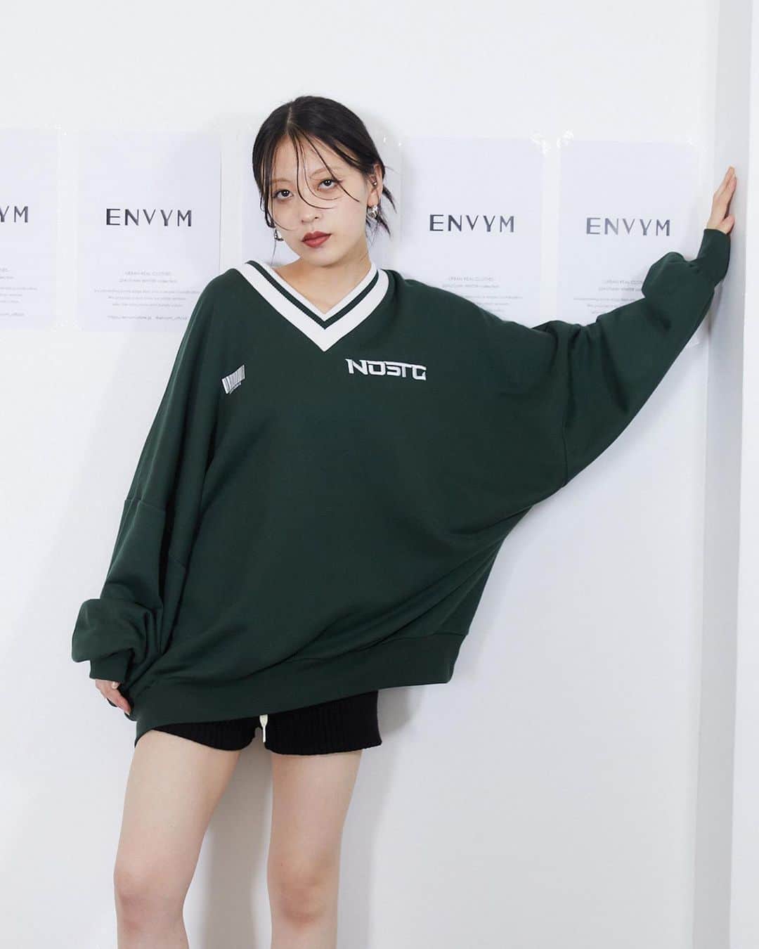 ENVYMさんのインスタグラム写真 - (ENVYMInstagram)「【𝐀𝐖 𝐈𝐓𝐄𝐌🤍】 ⁡ ⁡ ✔︎︎︎︎VneckラインリブPO color/WHITE/GREEN/BLACK price/¥8,690 now on sale ⁡ ■ポイント ユニフォーム風なデザインが今季らしいビックスエット♪ ⁡ ■ディティール 襟元のラインリブがアクセントになるユニフォーム風スエット。 フロントには繊細なバーコードプリントとポイントカラーの刺繍ロゴが可愛い！ BACKには大きなロゴプリントを入れENVYMらしいスエットに。 ⁡ ■スタイリング ショートパンツを合わせてだぼっと1枚風に着るのがおすすめ！ ⁡ ⁡ -————————————— ⁡ ⁡ ⁡ #ENVYM #2023AW」10月2日 18時14分 - envym_official