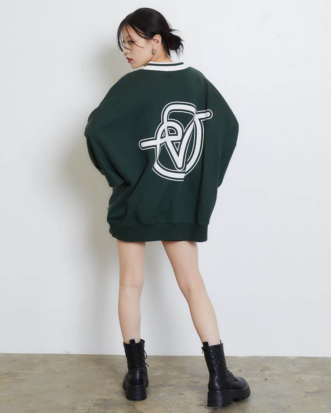 ENVYMさんのインスタグラム写真 - (ENVYMInstagram)「【𝐀𝐖 𝐈𝐓𝐄𝐌🤍】 ⁡ ⁡ ✔︎︎︎︎VneckラインリブPO color/WHITE/GREEN/BLACK price/¥8,690 now on sale ⁡ ■ポイント ユニフォーム風なデザインが今季らしいビックスエット♪ ⁡ ■ディティール 襟元のラインリブがアクセントになるユニフォーム風スエット。 フロントには繊細なバーコードプリントとポイントカラーの刺繍ロゴが可愛い！ BACKには大きなロゴプリントを入れENVYMらしいスエットに。 ⁡ ■スタイリング ショートパンツを合わせてだぼっと1枚風に着るのがおすすめ！ ⁡ ⁡ -————————————— ⁡ ⁡ ⁡ #ENVYM #2023AW」10月2日 18時14分 - envym_official