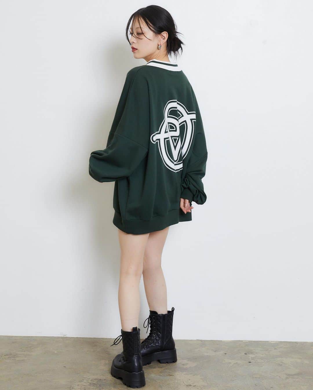 ENVYMさんのインスタグラム写真 - (ENVYMInstagram)「【𝐀𝐖 𝐈𝐓𝐄𝐌🤍】 ⁡ ⁡ ✔︎︎︎︎VneckラインリブPO color/WHITE/GREEN/BLACK price/¥8,690 now on sale ⁡ ■ポイント ユニフォーム風なデザインが今季らしいビックスエット♪ ⁡ ■ディティール 襟元のラインリブがアクセントになるユニフォーム風スエット。 フロントには繊細なバーコードプリントとポイントカラーの刺繍ロゴが可愛い！ BACKには大きなロゴプリントを入れENVYMらしいスエットに。 ⁡ ■スタイリング ショートパンツを合わせてだぼっと1枚風に着るのがおすすめ！ ⁡ ⁡ -————————————— ⁡ ⁡ ⁡ #ENVYM #2023AW」10月2日 18時14分 - envym_official