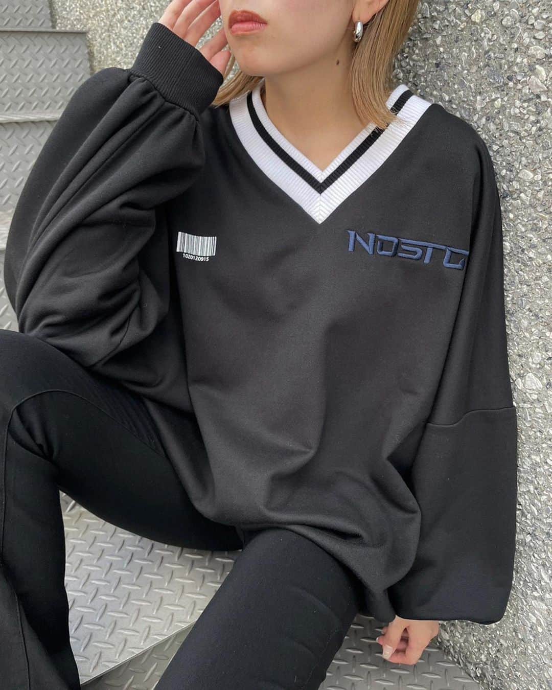 ENVYMさんのインスタグラム写真 - (ENVYMInstagram)「【𝐀𝐖 𝐈𝐓𝐄𝐌🤍】 ⁡ ⁡ ✔︎︎︎︎VneckラインリブPO color/WHITE/GREEN/BLACK price/¥8,690 now on sale ⁡ ■ポイント ユニフォーム風なデザインが今季らしいビックスエット♪ ⁡ ■ディティール 襟元のラインリブがアクセントになるユニフォーム風スエット。 フロントには繊細なバーコードプリントとポイントカラーの刺繍ロゴが可愛い！ BACKには大きなロゴプリントを入れENVYMらしいスエットに。 ⁡ ■スタイリング ショートパンツを合わせてだぼっと1枚風に着るのがおすすめ！ ⁡ ⁡ -————————————— ⁡ ⁡ ⁡ #ENVYM #2023AW」10月2日 18時14分 - envym_official