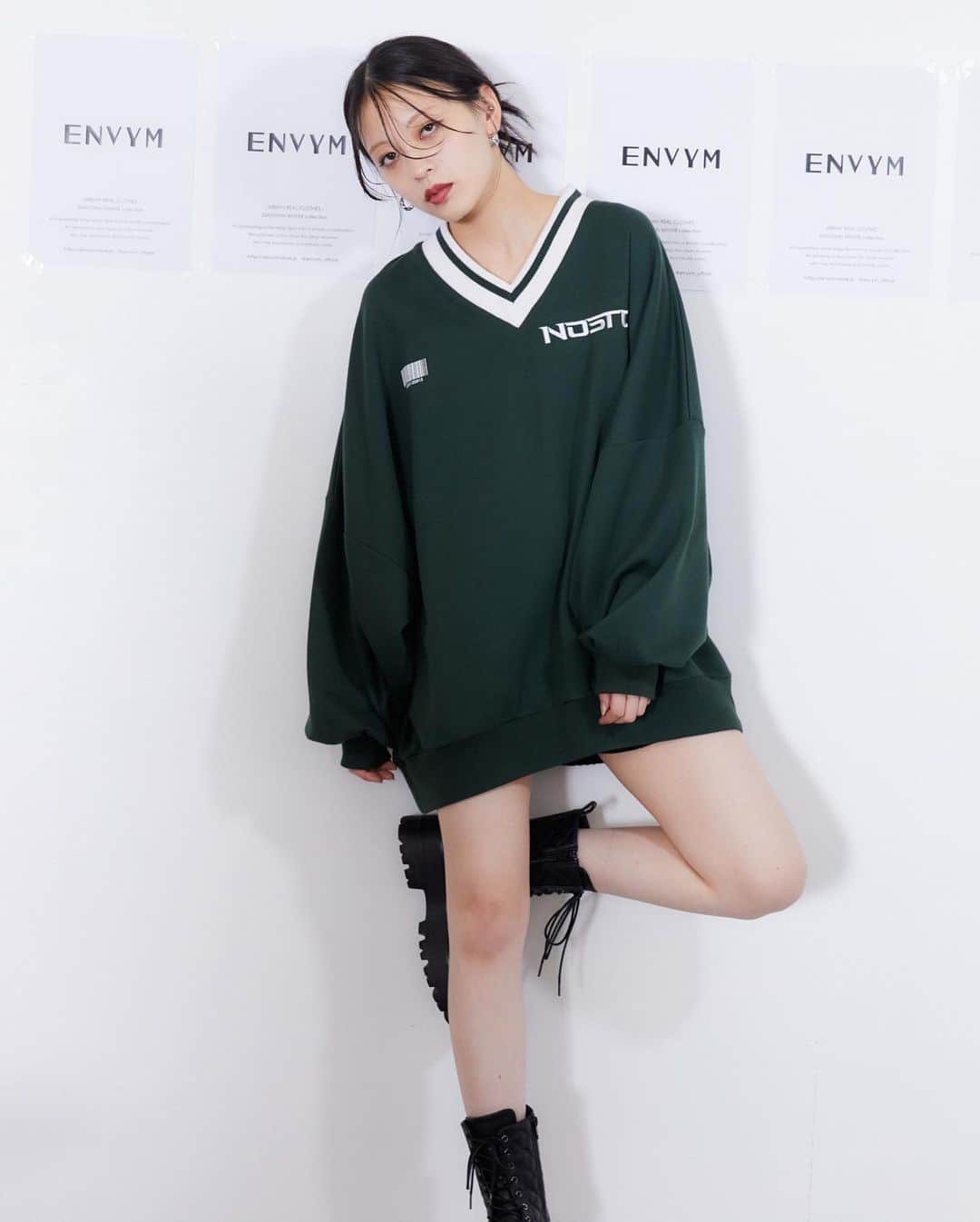 ENVYMさんのインスタグラム写真 - (ENVYMInstagram)「【𝐀𝐖 𝐈𝐓𝐄𝐌🤍】 ⁡ ⁡ ✔︎︎︎︎VneckラインリブPO color/WHITE/GREEN/BLACK price/¥8,690 now on sale ⁡ ■ポイント ユニフォーム風なデザインが今季らしいビックスエット♪ ⁡ ■ディティール 襟元のラインリブがアクセントになるユニフォーム風スエット。 フロントには繊細なバーコードプリントとポイントカラーの刺繍ロゴが可愛い！ BACKには大きなロゴプリントを入れENVYMらしいスエットに。 ⁡ ■スタイリング ショートパンツを合わせてだぼっと1枚風に着るのがおすすめ！ ⁡ ⁡ -————————————— ⁡ ⁡ ⁡ #ENVYM #2023AW」10月2日 18時14分 - envym_official