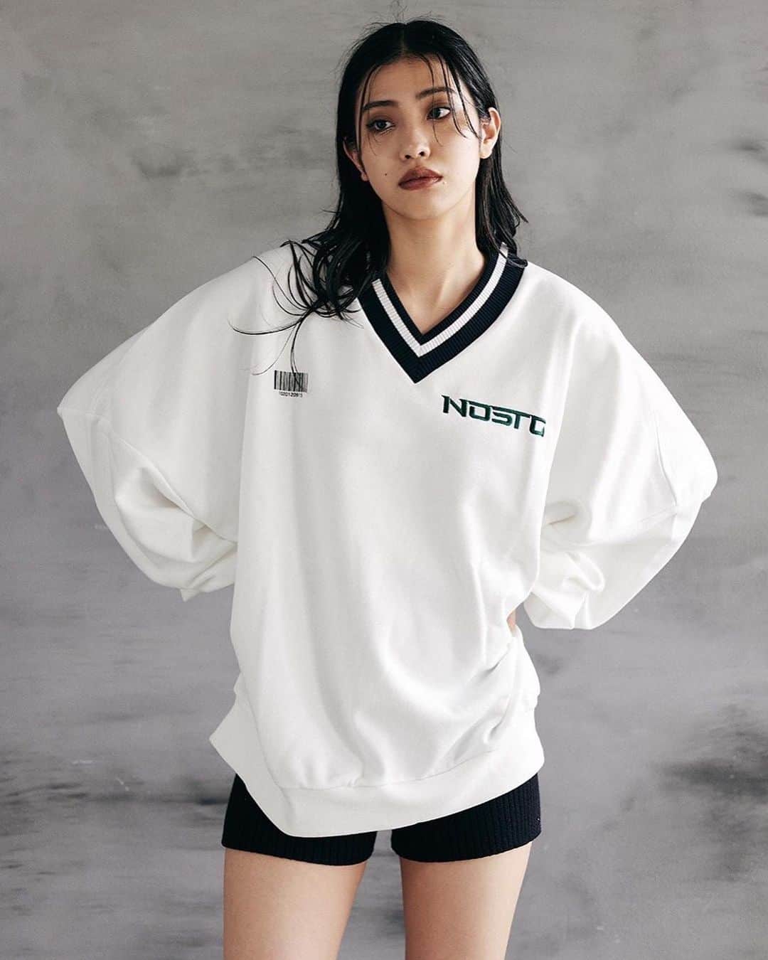 ENVYMさんのインスタグラム写真 - (ENVYMInstagram)「【𝐀𝐖 𝐈𝐓𝐄𝐌🤍】 ⁡ ⁡ ✔︎︎︎︎VneckラインリブPO color/WHITE/GREEN/BLACK price/¥8,690 now on sale ⁡ ■ポイント ユニフォーム風なデザインが今季らしいビックスエット♪ ⁡ ■ディティール 襟元のラインリブがアクセントになるユニフォーム風スエット。 フロントには繊細なバーコードプリントとポイントカラーの刺繍ロゴが可愛い！ BACKには大きなロゴプリントを入れENVYMらしいスエットに。 ⁡ ■スタイリング ショートパンツを合わせてだぼっと1枚風に着るのがおすすめ！ ⁡ ⁡ -————————————— ⁡ ⁡ ⁡ #ENVYM #2023AW」10月2日 18時14分 - envym_official