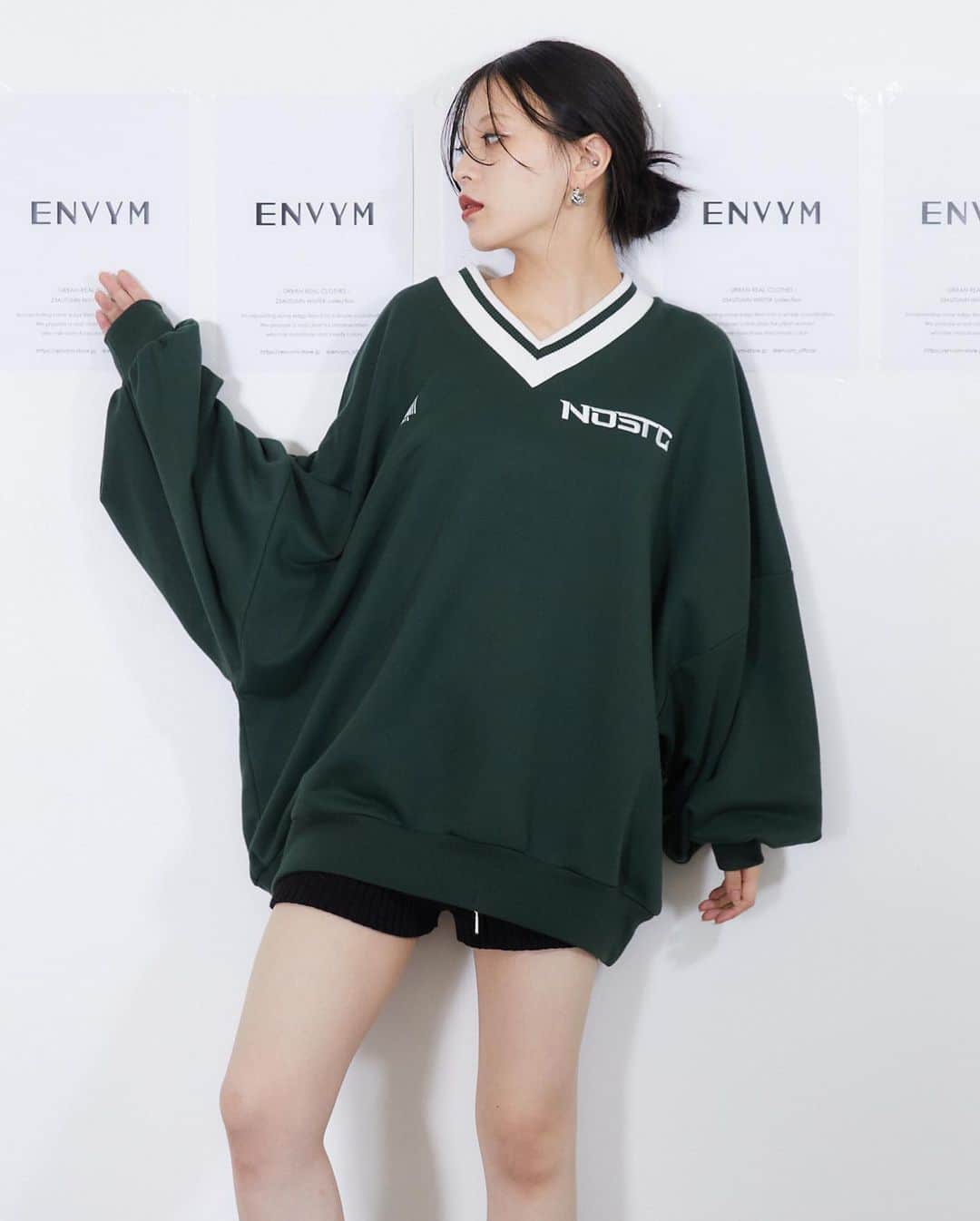 ENVYMさんのインスタグラム写真 - (ENVYMInstagram)「【𝐀𝐖 𝐈𝐓𝐄𝐌🤍】 ⁡ ⁡ ✔︎︎︎︎VneckラインリブPO color/WHITE/GREEN/BLACK price/¥8,690 now on sale ⁡ ■ポイント ユニフォーム風なデザインが今季らしいビックスエット♪ ⁡ ■ディティール 襟元のラインリブがアクセントになるユニフォーム風スエット。 フロントには繊細なバーコードプリントとポイントカラーの刺繍ロゴが可愛い！ BACKには大きなロゴプリントを入れENVYMらしいスエットに。 ⁡ ■スタイリング ショートパンツを合わせてだぼっと1枚風に着るのがおすすめ！ ⁡ ⁡ -————————————— ⁡ ⁡ ⁡ #ENVYM #2023AW」10月2日 18時14分 - envym_official