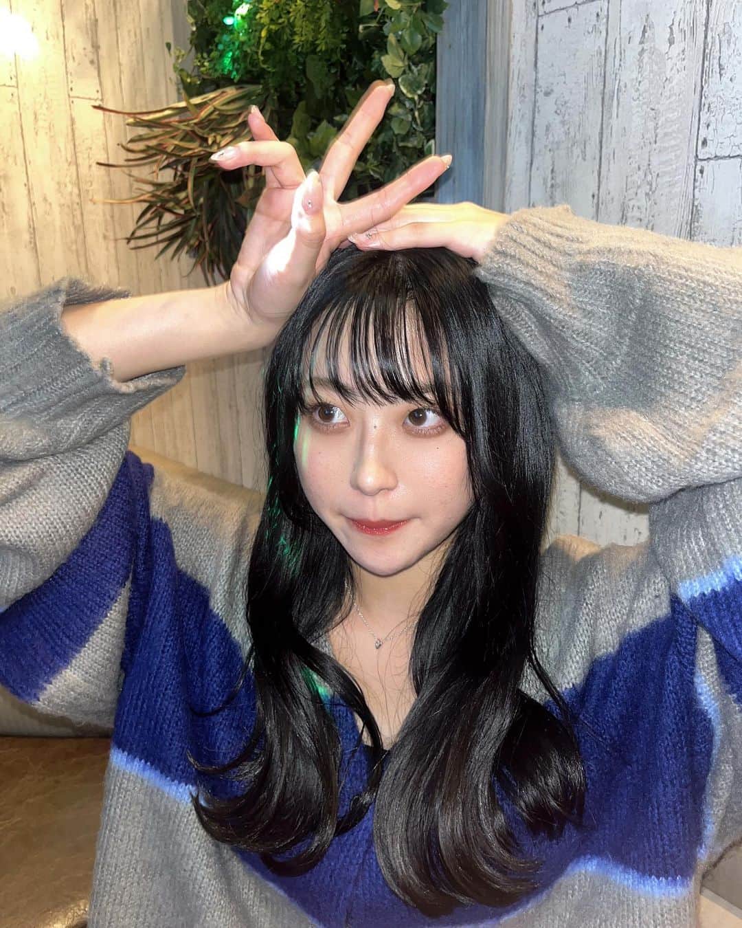 前田まはるのインスタグラム：「. 秋服デビュー🍁🍂 ちとはやいけど着たいから着ちゃう😚  ほんで7ヶ月ぶりに美容院行っただ❣️ 傷んでるとこ切って黒くしてツヤッツヤ🎶」