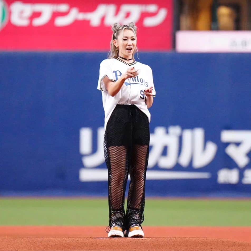 ベースボール専門メディア「Full-Count」のインスタグラム：「歌手の #倖田來未 さんが始球式に登場⚾️  背番号「93」のユニホームに短パン&網レースと色気たっぷり👏  大暴投に「すっごい緊張して、2.5点ぐらい酷かった」と苦笑い😂  親交ある黒木優太投手が不在で…  「黒木、おれへんやん」と喝を入れる場面も👀  Photo by Yuji Arakawa  #Bs2023」
