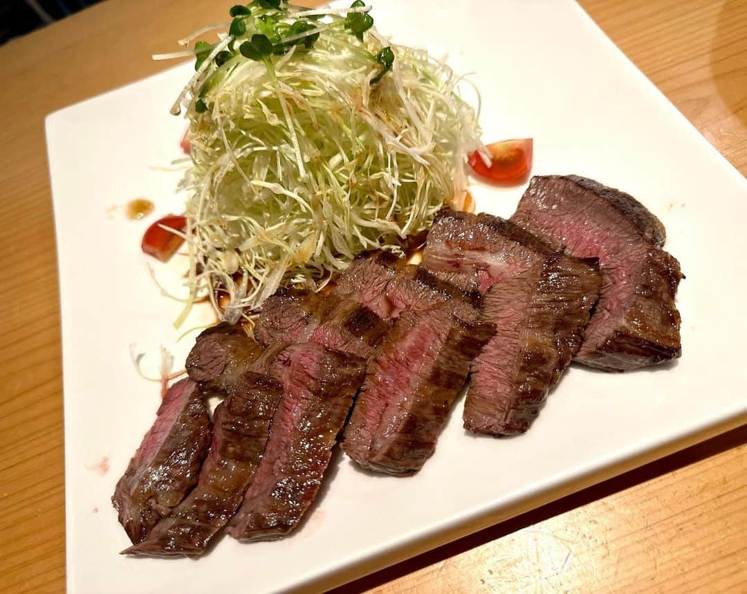 牧野真莉愛さんのインスタグラム写真 - (牧野真莉愛Instagram)「♡ ♡ 💖もつ料理 幸 大名店💖 幸せすぎる💕おいしんじょう❤️❤️❤️ 2023.10.1 ♡ ♡  #もつ鍋幸 #もつ料理幸 #幸 #幸大名店 #ポテトサラダ ※写真撮る前に食べちゃった🥺 #サガリ刺 #焼サガリ #もつ鍋 #ちゃんぽん #雑炊 #モーニング娘23 #牧野真莉愛」10月2日 18時19分 - maria_makino.official