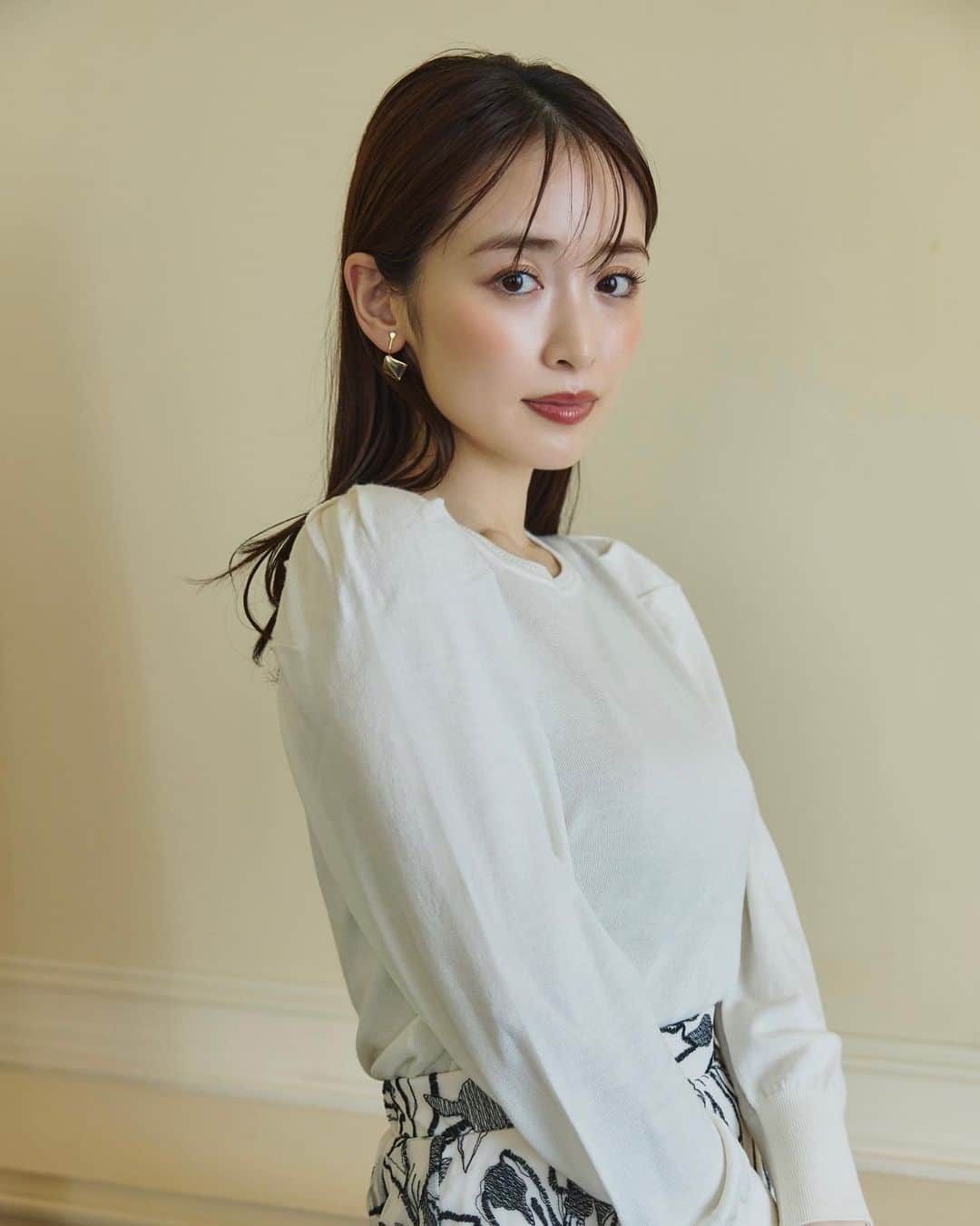 Stola. official accountさんのインスタグラム写真 - (Stola. official accountInstagram)「刺繍を引き立たせたホワイトベースのモノトーンコーデ。  軽くて暖かいリバーコートは3WAY仕様。 ショート丈でよりボトムスを生かしたり、早めの時期にジレとして羽織ったり... 様々な着こなしを楽しめる1着です。 　  #Stola.#ストラ #リバーコート#ロングコートコーデ#モノトーンコーデ#大人フェミニンコーデ#刺繍スカート#マーメイドスカート#ショートコート#ジレコーデ #Stola_2023aw #泉里香 さん」10月2日 18時22分 - stola.jp