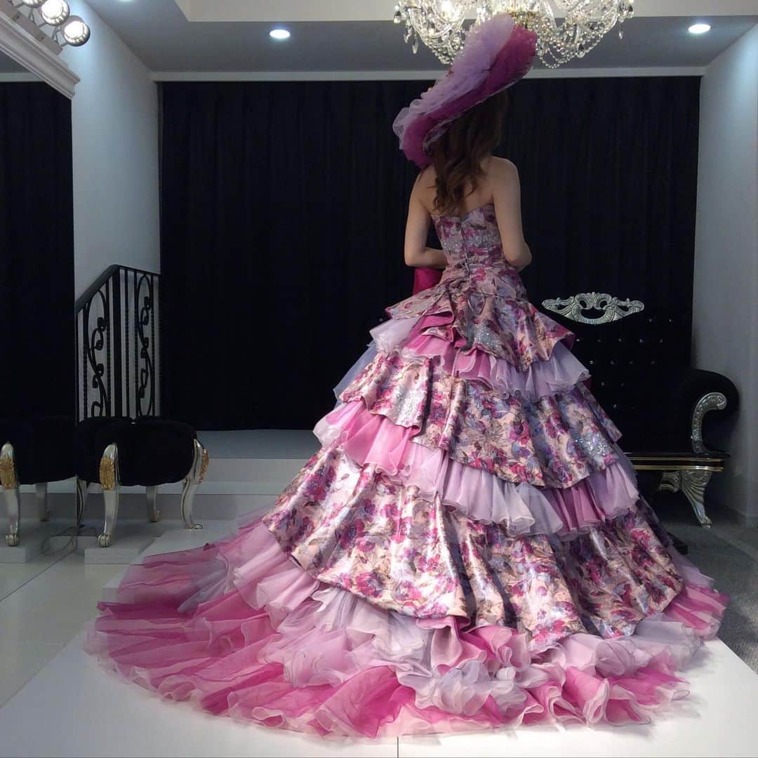 愛ロイヤルウェディングのインスタグラム：「#神田うの の#カラードレス です。 プリントジャガードとグリッターの組み合わせが美しい大人スタイル。お揃いのハットも#シェーナ・ドゥーノ ならではのドレスです。  #ブランドドレス  #神田うのドレス  #シェーナドゥーノ #scenaduno  #ドレス#dress #プリンセスドレス #カラードレスレンタル #カラードレス紫 #プリント柄ドレス #プレ花嫁#結婚準備 #ドレスショップ#ドレス迷子 #ドレス選び#ドレス試着 #愛ロイヤルウェディング #愛ロイヤルウエディング #airoyalwedding #unokanda #日本中のプレ花嫁さんと繋がりたい #全国のプレ花嫁さんと繋がりたい  愛ロイヤルウェディング（新宿） TEL 03-6304-5445 完全予約制」