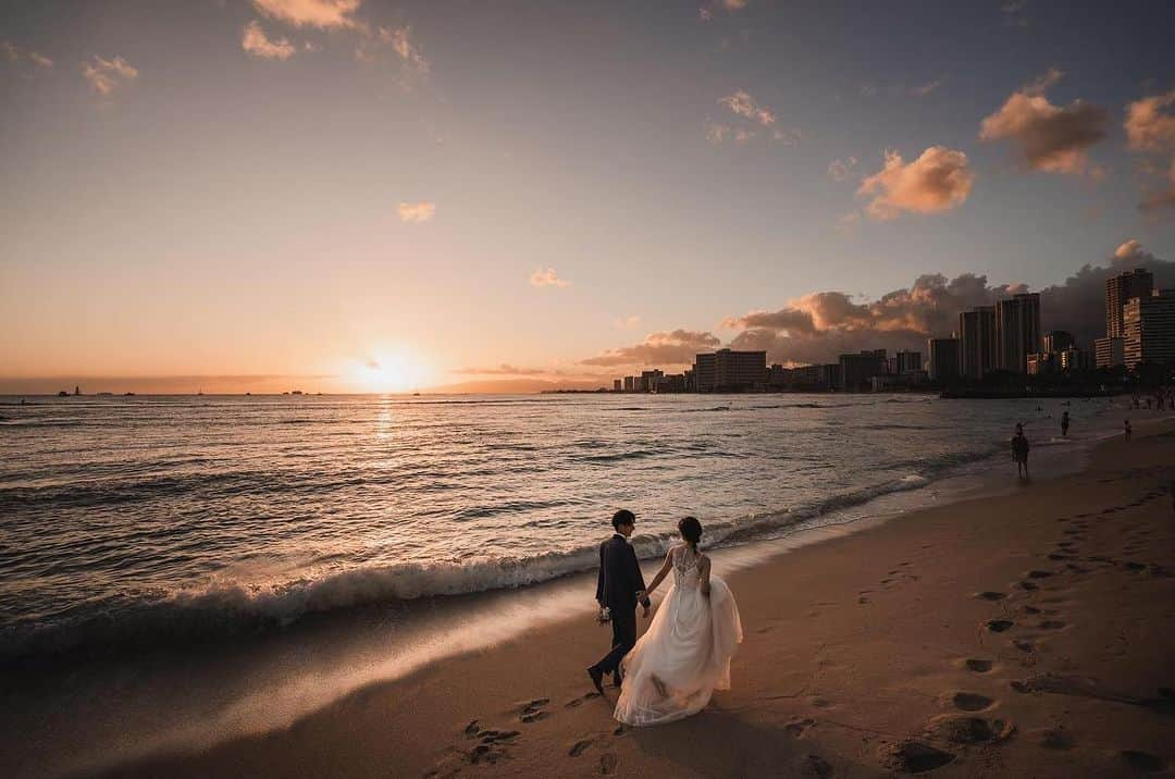 ラヴィ•ファクトリーさんのインスタグラム写真 - (ラヴィ•ファクトリーInstagram)「. 【写真で叶える結婚式】 . こちらのお写真は @tommysaegusa さんから リグラムさせていただきました✨  ロマンチックなサンセットフォト📸 秋から冬にかけて空気が澄む季節は サンセットのお写真を 一層美しく残すことが出来るんです🤍 . —————— @laviefactoryをフォローして #laviefactory #ラヴィファクトリー のハッシュタグをつけて お写真を投稿してみてくださいね✳︎ . こちらの公式IG（@laviefactory） で取り上げさせていただきます✨ . 思わず笑顔になれるハートのある 「家族写真」はラヴィクルール* >>>@laviecouleur_official . #wedding #weddingphotography #photo #ハートのある写真 #instawedding #結婚写真 #ウェディング #ウェディングフォト #撮影指示書 #ロケーションフォト #前撮り #写真好きな人と繋がりたい #フォトウェディング #卒花 #後撮り #ウェディングニュース #前撮り小物 #前撮りフォト #前撮りアイテム #ウェディング撮影 #撮影構図 #前撮りアイディア #撮影指示書 #花嫁コーディネート #洋装ロケフォト #サンセット #サンセットフォト #夕日フォト」10月2日 18時33分 - laviefactory