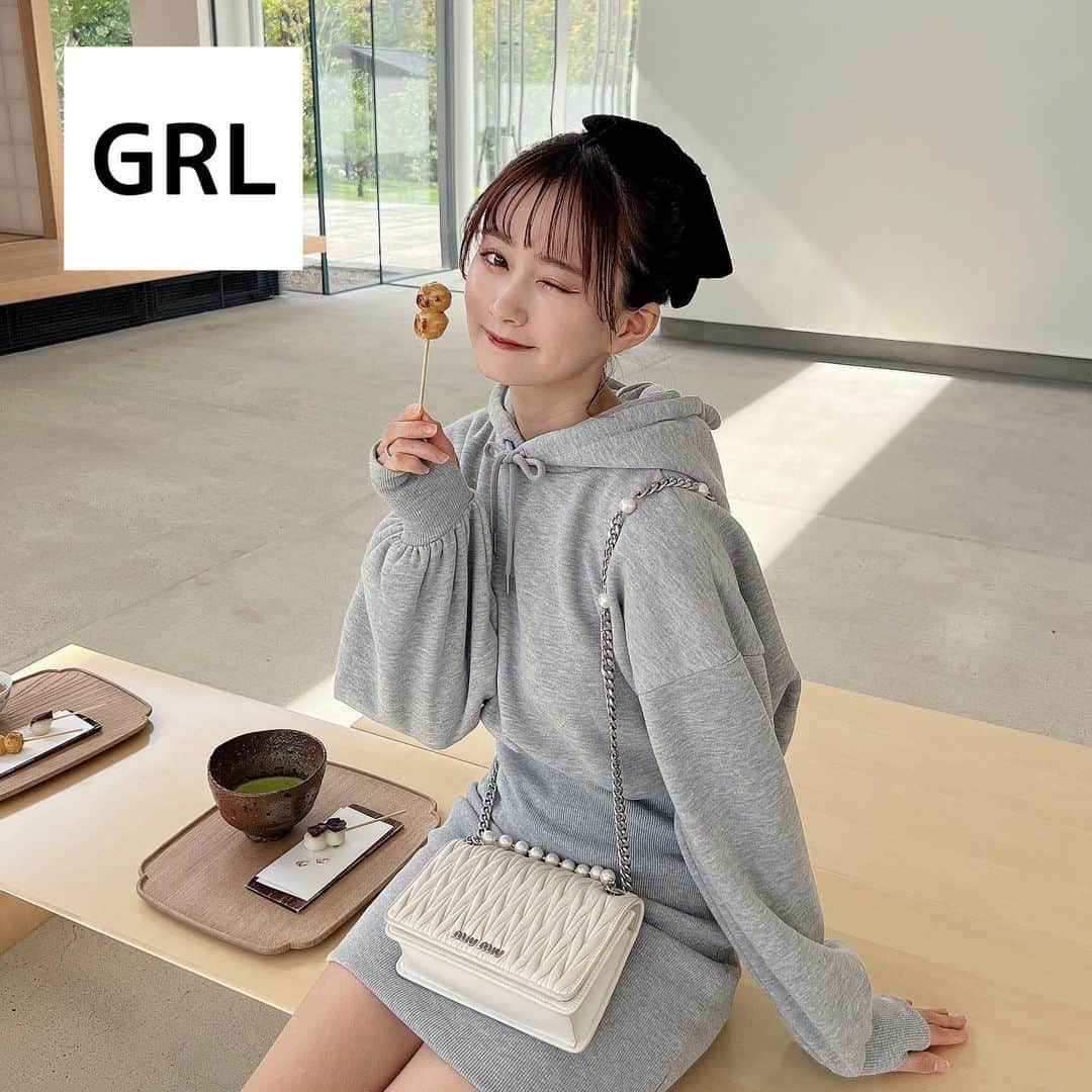 あかちゃすのインスタグラム：「GRLギャップであざとコーデ🍎🤍  スウェット生地でラフっぽさもあるけど、膝上のワンピースで可愛い👶🏻🤍 🎀pm265  #低身長コーデ#垢抜け#垢抜けコーデ #単色コーデ#シンプルコーデ#プチプラコーデ#プチプラファッション #grl購入品 #grl#grlコーデ #グレイル#韓国ファッション#韓国コーデ#フレンチガーリー#フレンチガーリーコーデ#あざとお洋服#あざとコーデ #あざとかわいい#秋服#秋服コーデ#冬服#冬服コーデ#スウェットコーデ #スウェット」