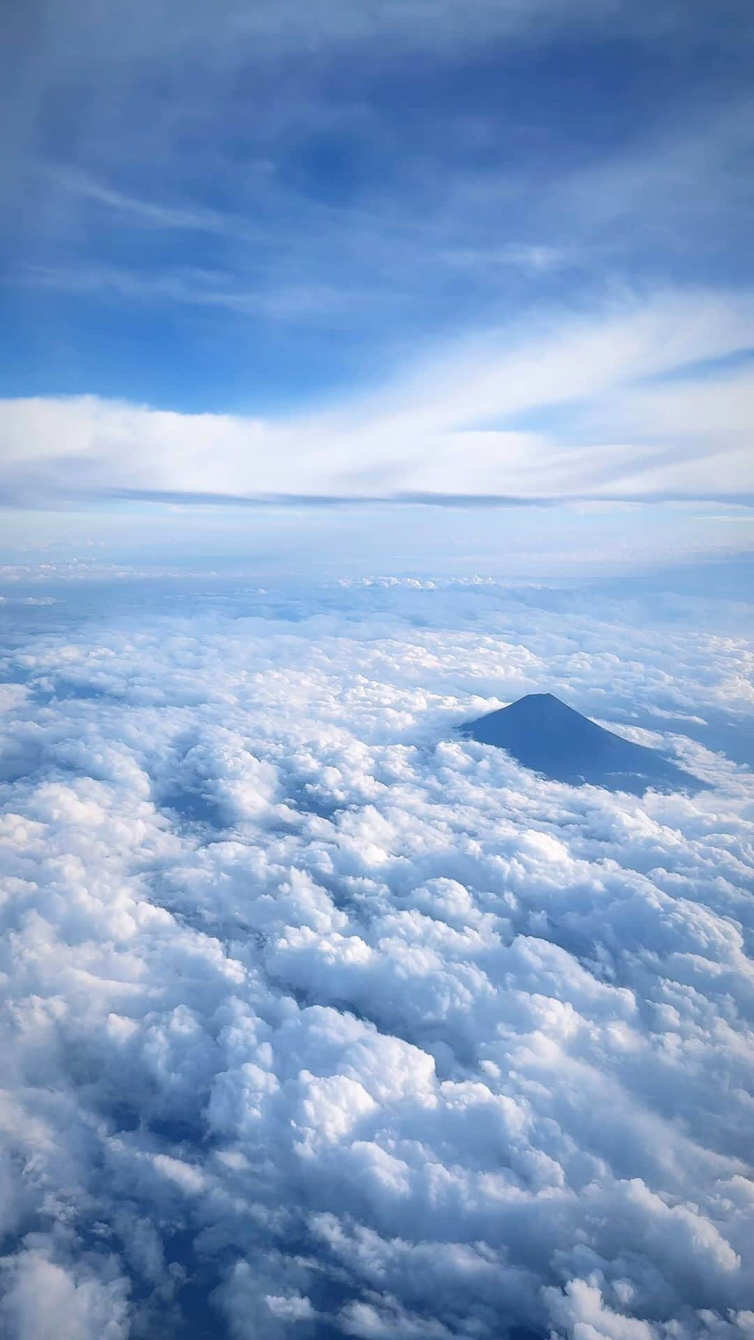 KUREIのインスタグラム：「富士様🗻 Mt.Fuji🗻  #上空より富士山 #mtfuji」