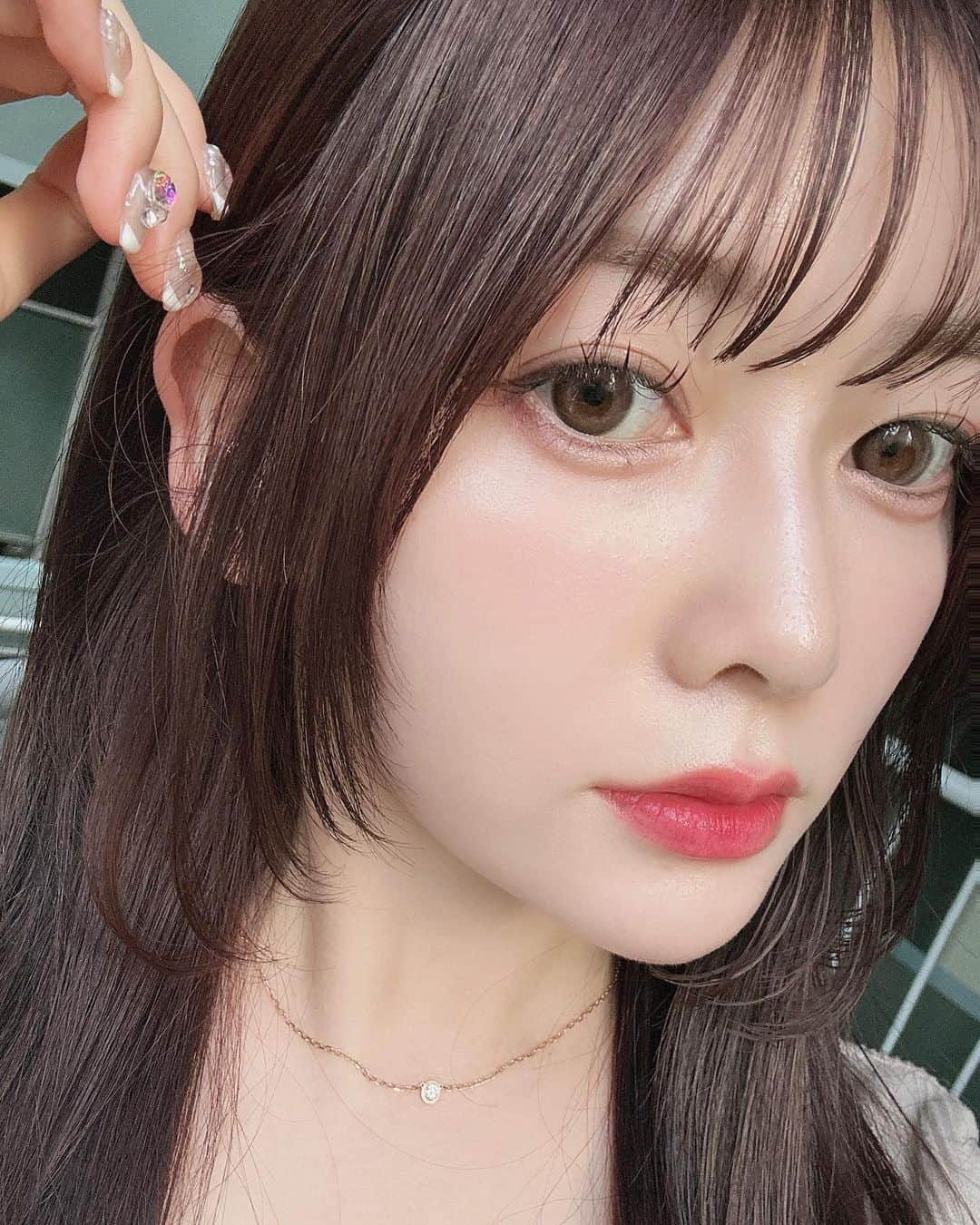 のインスタグラム：「PINK🎀🩰🦩🛍🎟  秋なので髪色ピンクいれました🫶🏻♡ 顔周りもいい感じにレイヤー入れてもらった✂️ ワンカールでも超かわいいの🫶🏻  赤すぎないブラウンにピンクを混ぜた感じにしたくて 本当に理想通りにしてくれた めぐさん天才すぎた👏🏻💗💗  #ピンクカラー #チェリーピンク #ピンクブラウン #ピンクベージュ #秋カラー」