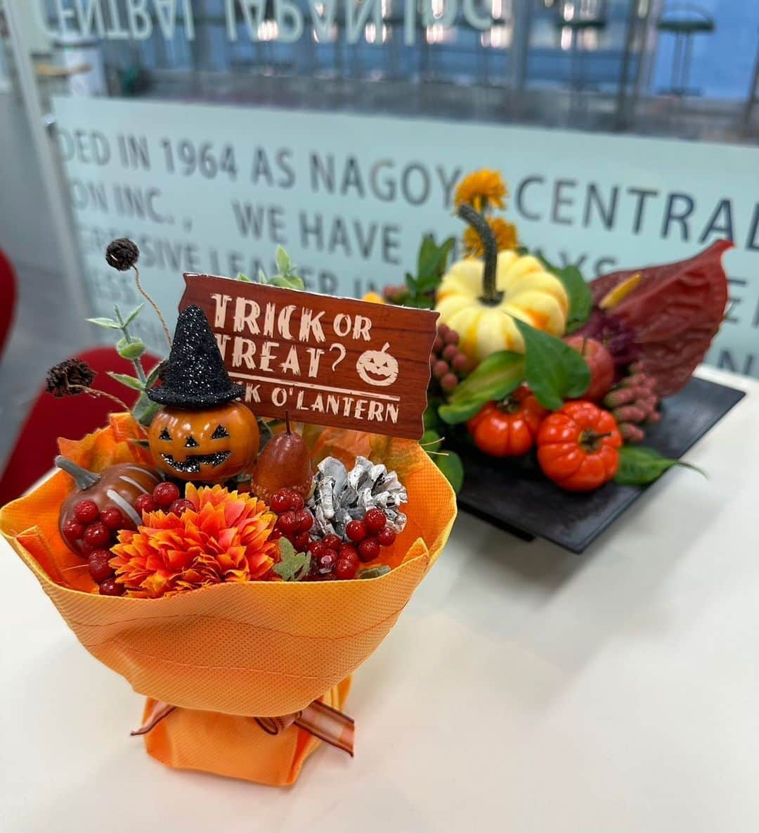 セントラルジャパンのインスタグラム：「Happy Halloween🎃 事務所も秋仕様になりました🍂 10月にはいり少し気温が下がりすごしやすい日になったかと思いますが、温度差や体調に気をつけて今年も残り3ヶ月を過ごしましょう😊✨ . . #セントラルジャパン#モデル#モデル事務所#centraljapan#model#modelagency#entertainment#fashion#nagoya#tokyo#名古屋モデル事務所#東京モデル事務所#model#子供モデル#ハロウィン」