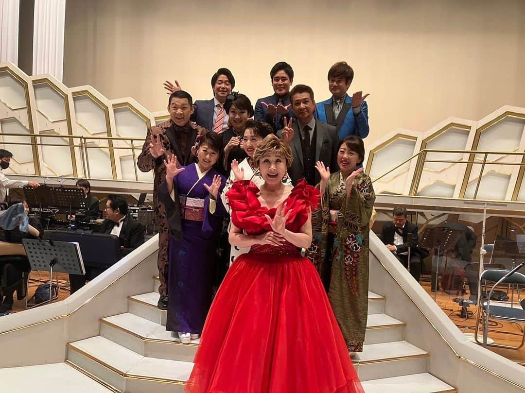 山口ひろみさんのインスタグラム写真 - (山口ひろみInstagram)「10月のテレビ番組への出演、そしてラジオ番組への出演予定です😊  ぜひご覧&お聴きくださいね❣️  🌸レギュラー番組 #USEN C－42 全国の#コミュニティーFM (毎週水曜日)「#元気はつらつ歌謡曲 #浪花人情劇場 」  🌸4日(水)4時30分〜#BS12 「#瀬口侑希のホッとミュージック 」 10時〜#群馬テレビ 「#西川ひとみと三里ゆうじの歌日和 」  🌸5日(木)10時〜群馬テレビ「西川ひとみと三里ゆうじの歌日和」(再放送)  🌸7日(土)4時45分〜BS12「西川ひとみと三里ゆうじの歌日和」 7時30分〜#福井放送 ラジオ「#松尾ともこのハートフルソング 」  🌸8日(日)19時30分〜#NHK BSプレミアム 「#新BS日本のうた 」  🌸9日(月)5時〜BS12「うたって♪ハマって♪」　  🌸14日(土)11時30分〜NHK BSプレミアム「新BS日本のうた」(再放送)  🌸20日(金)16時30分〜NHK BSプレミアム「新BS日本のうた」(再放送)  🌸22日(日)4時30分〜BS12「#あなたに届ける音楽界 」 21時〜#KBS京都 ラジオ「#Get Up京都 〜マグナム石井SHOW」  🌸23日(月)20時〜#チバテレ 「#カラオケ大賞 」  🌸25日(水)8時〜チバテレ「カラオケ大賞 」(再放送)  #山口ひろみ #テイチク #三井の晩鐘 #テレビ出演情報  #ラジオ出演情報  #ぜひご覧ください #ぜひお聴きください」10月2日 18時32分 - hiromiyamaguchi_official