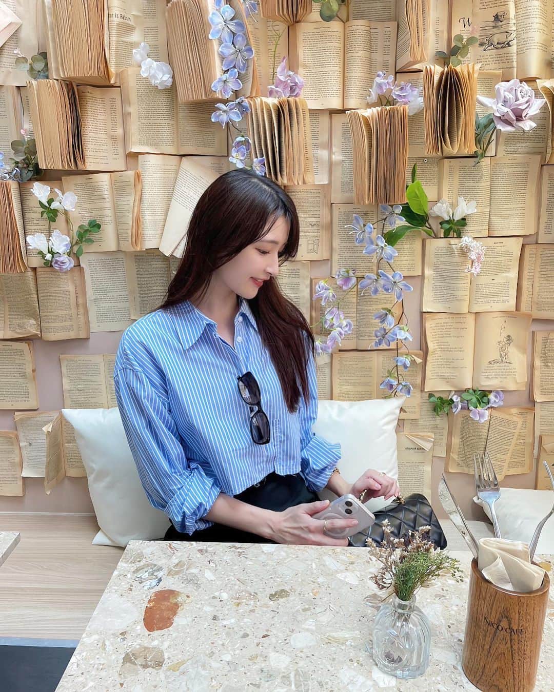 大崎佑実のインスタグラム：「⁡ ⁡ 新しくできたnico cafe singaporeのオーチャード店☺️ wheelock placeのテラスにできていて可愛かった〜🤍 ⁡ #nicocafe #sg #sgcafe #singaporelife #シンガポールグルメ  #シンガポールライフ  #シンガポール在住 #シンガポール ⁡」