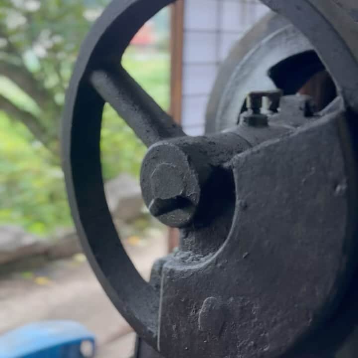 のインスタグラム：「鍛治工房 弘光 / 島根 安来市 @kajikobohiromitsu   出雲地方で十代続く鍛治工房。 前回訪れたのは5年ほど前。 現代風に解釈された新しい鍛月というシリーズも新たなラインナップに。 燭台や神棚も素晴らしい商品群。 ペーパーウェイトとお香置きを購入。 いつかこの分野学んで弟子入りしたい。  #たたら製鉄 #鍛治工房 #島根 #安来 #出雲地方 #japan #iphone15pro」