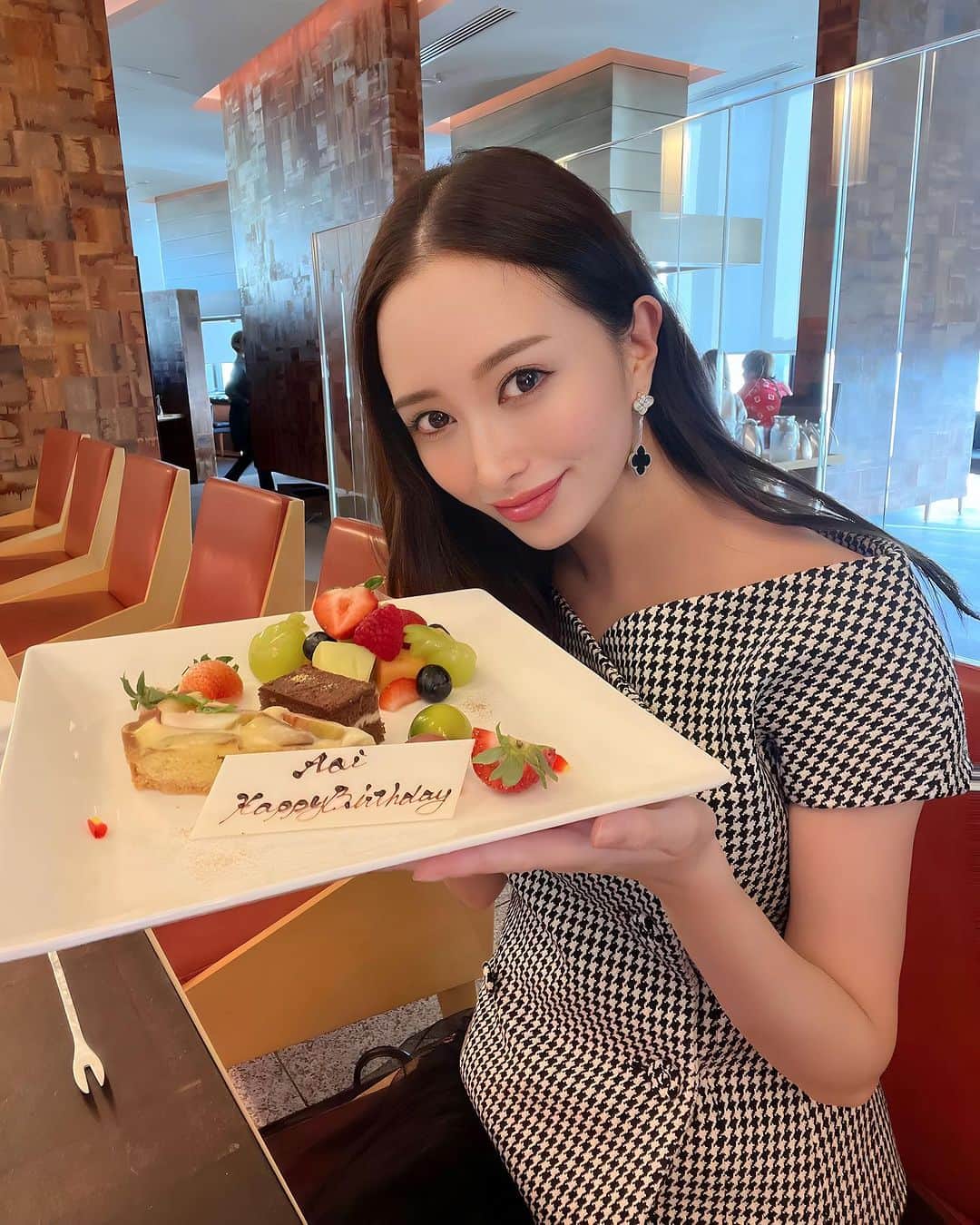 小川真葵のインスタグラム：「𝐇𝐚𝐩𝐩𝐲 𝐁𝐢𝐫𝐭𝐡𝐝𝐚𝐲 𝐭𝐨 𝐌𝐞🌹 本日26歳の誕生日を迎えました♡ お祝いメッセージをくれた方々 いつも応援してくださる皆さん 本当にありがとうございます🙏  歳を重ねるごとに何かを諦めたり 可能性を狭めてしまわぬよう、 常に未来からタイムスリップ してきたかのような気持ちで この先の人生で一番若い今日の自分を 幾つになっても大切に生きたいです😌  支えてくれる家族やみんなのおかげで 1人での子育てにも不安はありません。 それが本当に幸せなことだと痛感しているし そばにいてくれる人達が本当に大切です。  私からもみんなにhappyを届けられるように 日々過ごしていきます！ これからもよろしくお願いします❤️  #mybirthday  #誕生日」