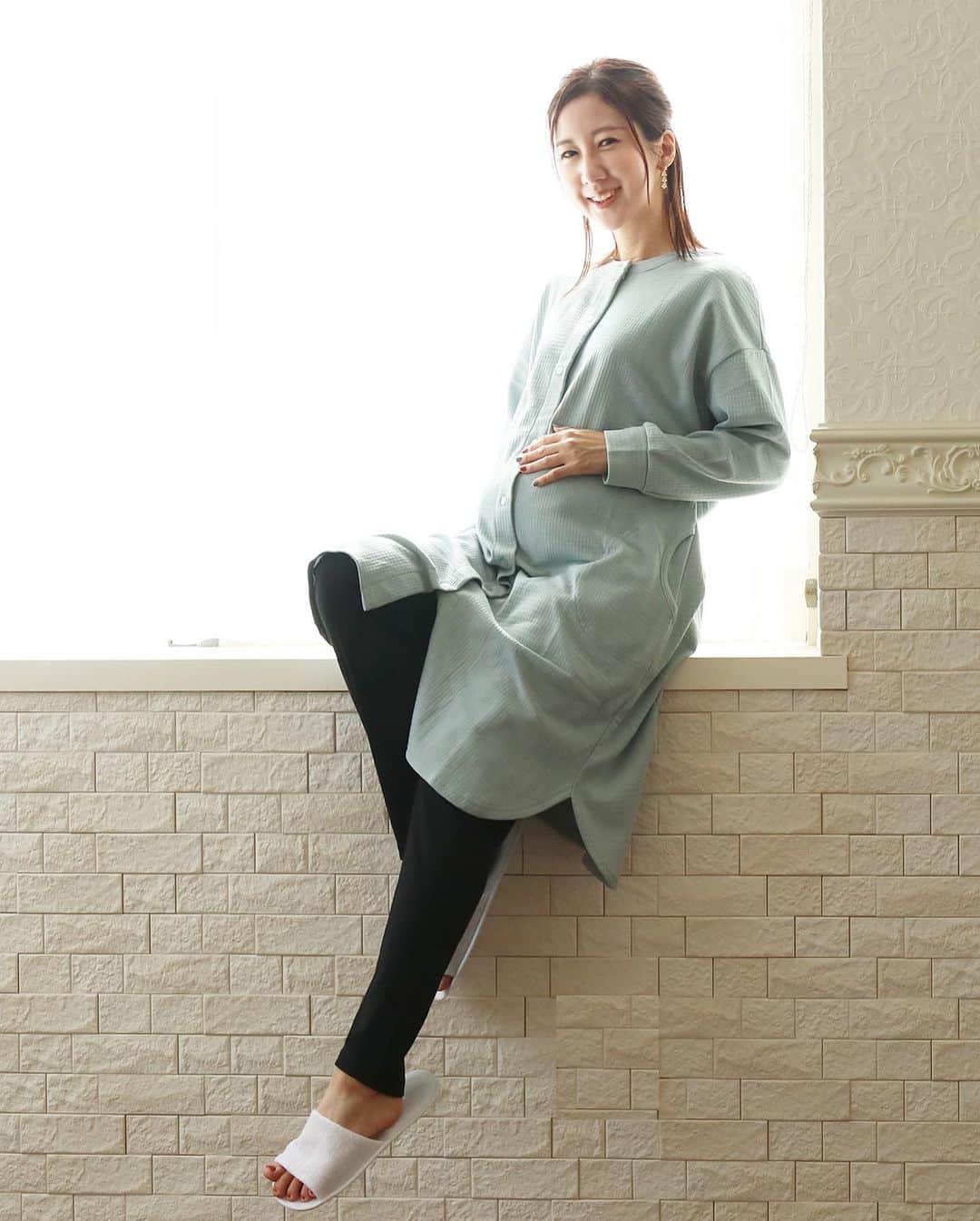 授乳服とマタニティ服ミルクティーのインスタグラム：「ゆったりとしたシルエットと シンプルなデザイン✨  裏起毛のワッフル素材が優しいぬくもり嬉しい🌿  コンフォートなひと時を過ごせる、授乳が抜群にしやすい前開きの上下セットのパジャマです。  【DETAIL】 ・ワッフルのような凹凸のある生地に、ふんわりタッチの裏起毛素材であたたかな着心地。 ・フロントは掛け違い防止の背側スナップボタンになっているので、夜間の授乳もスムーズ。 ・出産時の入院などで指定されることの多い前開きデザインなので、入院＆出産準備パジャマとしても最適。 ・両サイドにポケットがあるのでスマホやハンカチなどの小物を入れられます。 ・レギンスパンツはゴムアジャスター付きでお腹部分が調整可能。妊娠初期～産後の戻りきらないお腹にも優しい着心地で楽ちんです。」