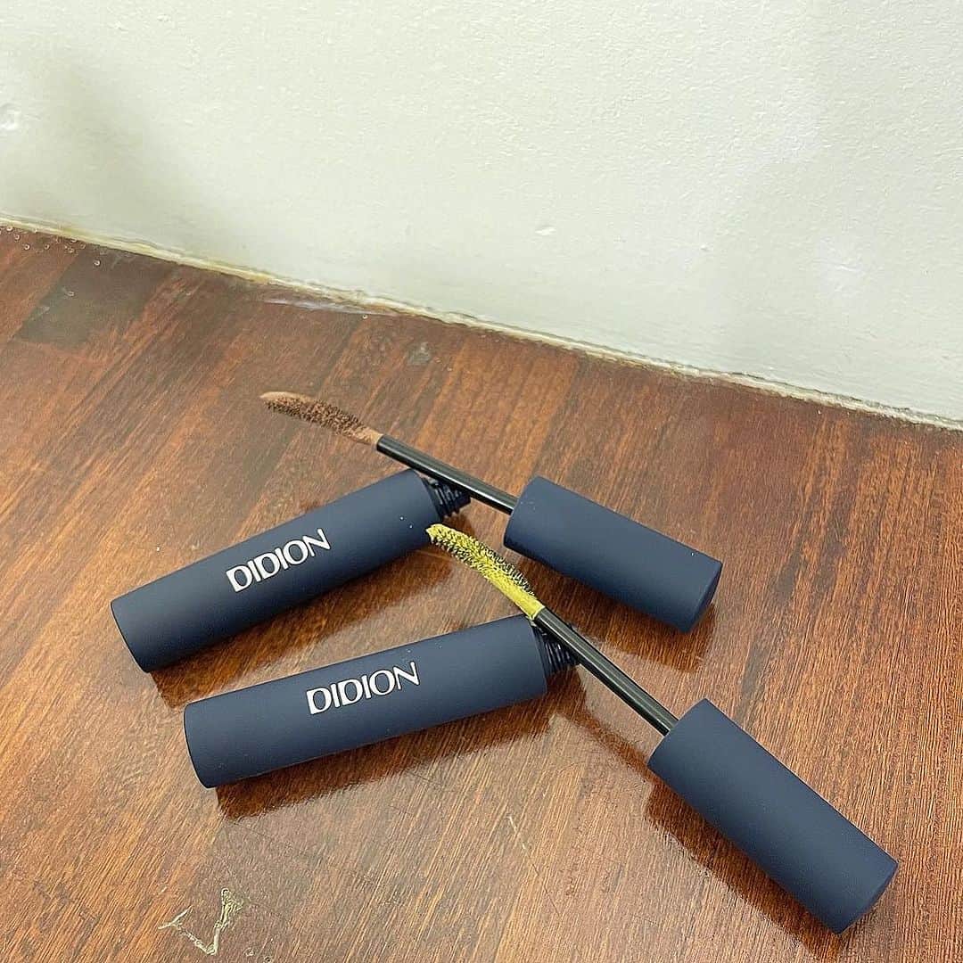 のインスタグラム：「・ ⁡ #愛してやまないコスメ ⁡ @didion_beauty  ⁡ DIDION TONE COLOR MASCARA ⁡ -F04“89.7MHZ" -F05 "Mellow Morrow" ⁡ 新色2色がかわいすぎる〜♡♡ ボリューム感、カール感、両方あって、 お湯落ちなところもオススメです〜✨✨ ⁡ ぜひ！ チェックしてみてねー☺️ ⁡ #コスメ#cosme#hairmake#make#hair#🍡」