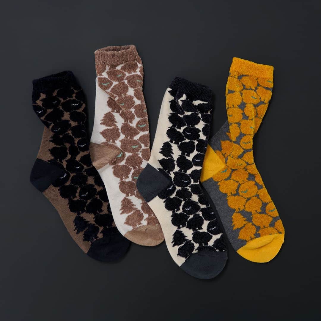 marbleSUD(マーブルシュッド) のインスタグラム：「秋冬は足元のおしゃれが楽しい季節🧦新作ソックス「raicho」は、marble SUDではお馴染みの鳥！“ライチョウ”をモチーフにしています。 ふわふわモコモコに変身した冬毛のライチョウを、起毛をいかしたデザインで表現しました。シックな雰囲気の3色と差し色になるイエローの4色展開です。色違いで揃えたくなる可愛さですね♡♡♡」