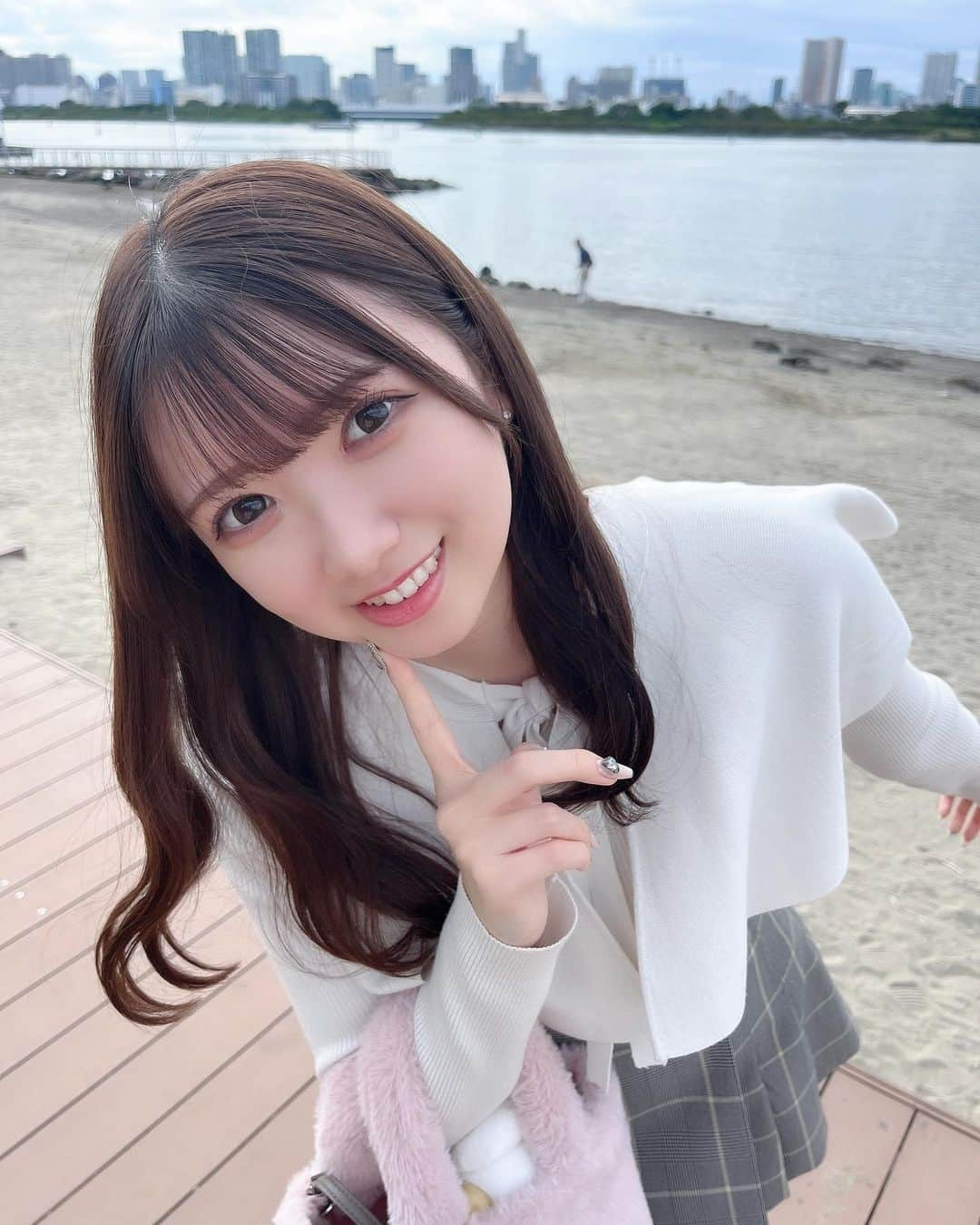 薮田こもものインスタグラム：「すずしいね〜にこにこしちゃうっ🌥♡ 久しぶりにちゃんとメイクと髪の毛可愛くしたんだ〜🪞🪄  あと！ インスタの投稿でも！𖤐ˊ˗  10/28に白金高輪SELENE b2で私たちselfishのデビューライブが行われます🎤🪽  selfishのメンバーとして活動できることが本当に嬉しいです🪽🤍  チケットの申し込みもはじまっています🎟♡ 予定あいてる方、お友達なども誘って是非来てください.ᐟ.ᐟ  selfish初めての曲「My pace」のMVも公開してるので見てみてください🪴  メンバーみんな可愛くて優しくて面白くて、衣装も可愛くて、曲も素敵な曲ばかりでわくわくが止まらないよ＞ ̫＜   #selfish  #お台場 #お台場海浜公園 #海  #mercuryduo #snidel #furfur」