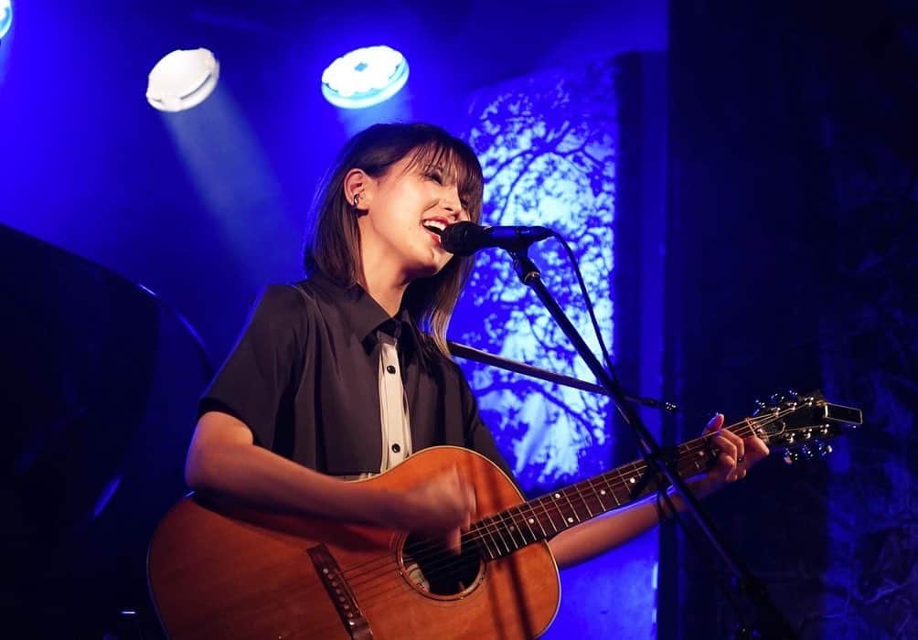 原あやののインスタグラム：「8年目！よろしくです！ 次のライブはいよいよワンマン！！！！  気合い入れてまーす！！！！！！！ 当日券もありますので是非遊びに来てください  写真は9/30 shibuya gee-ge✌️ photo by H.friends.（左右からうふふ）  #live#livephotography#シンガーソングライター#singersongwriter #gibson #ギター#アコギ#弾き語り#ワンピースコーデ#ボブ#モノトーン」