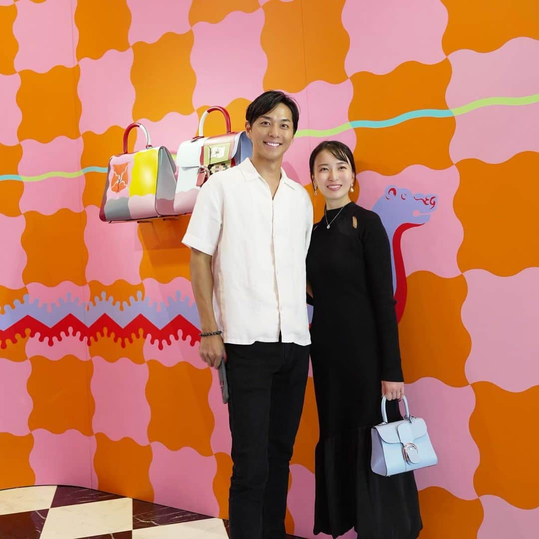岩間恵のインスタグラム：「デルヴォーの新作コレクション "MUTUALISM” のPresentation へ👜🤎  職人さんやデザイナーさんのアーティシズムがとても感じられて、惚れ惚れする素敵な新作ばかり...！  今回は"共生"をテーマにしたコレクションです🐍 大好きなクールボックスの刺繍デザインが素敵すぎて欲しくなってしまった  Thank you for inviting and always welcoming us! @noellecolinasano 🤍🩷  @delvaux #delvaux #delvauxss24」