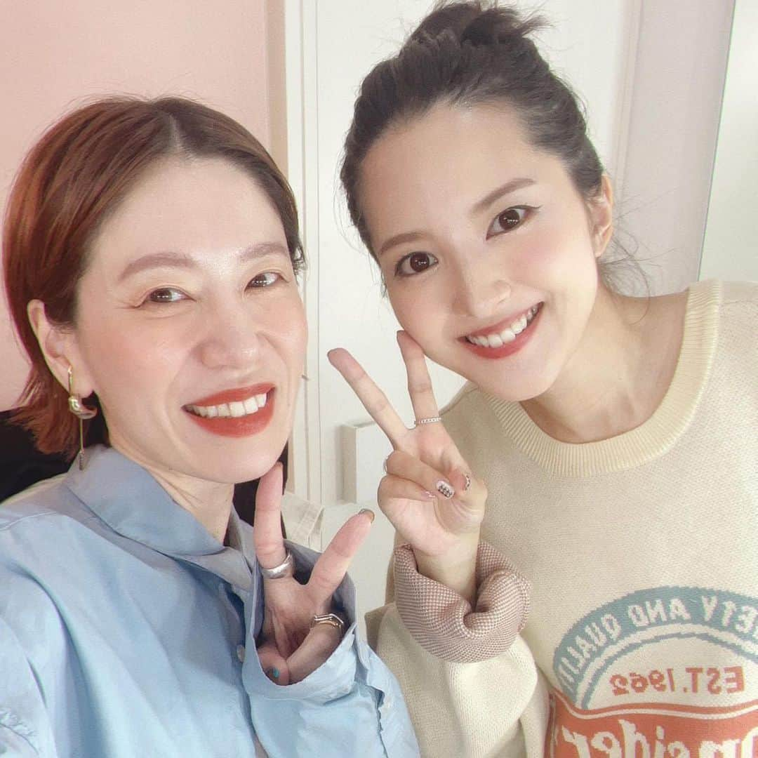 浜口順子さんのインスタグラム写真 - (浜口順子Instagram)「🙏お礼🙏 先日生配信しました #Qoo10 ショッピングショー ご覧いただきました皆様、 お買い上げくださった皆様、 ありがとうございました💐 Qoo10総合ランキングと ファッションカテゴリーで ✨1位✨をいただきまして 嬉しかったです。 #クラシカルエルフ #classicalelf さんの お洋服をご紹介しました。 ユニセックス、老若男女お召しいただけるお洋服です。 秋冬ファッション楽しんでくださいませね。 Qoo10のアプリにアーカイブが残っていますので ご参考になさってください✌️ 私もこの秋ガンガン着回すぞ〜💝 ゲストはいつもお世話になっている、あっこさんこと #山本あきこ　さんでした。 @akiko_yamamoto__  的確なアドバイスありがとうございました✨  今回のセットも可愛かったなぁ🌾🌾🌾🌾🌾🌾🌾🌾🌾  #ライブコマース　#KeyOpinionLeader #KOL  #하마구치쥰코　#コマーサー#ライブストリーム　#ライブストリームショッピング　#ライブビデオショッピング　#ショッピングショー　#生配信　#通販」10月2日 21時00分 - hamaguchijunko