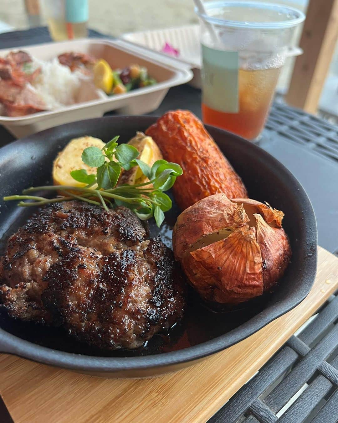 太田江莉奈さんのインスタグラム写真 - (太田江莉奈Instagram)「.  📍THE PARK  夕陽を見ながらテラスで🍽 お肉もお野菜も美味しかった♡ 特に人参がサツマイモみたいに甘くてびっくり！ あとハンバーグ最高🥹  . .  #thepark#fukutsu  #福津#福津カフェ#福津グルメ  #福岡#福岡グルメ#福岡BBQ #テラス席があるお店#福間海岸 #宮地浜#福津ランチ#福津海岸  #fukuokafood#fukuokatrip#fukuokacafe  #fukuokajapan#fukuokalunch#fukuokatravel」10月2日 18時48分 - erina_o_