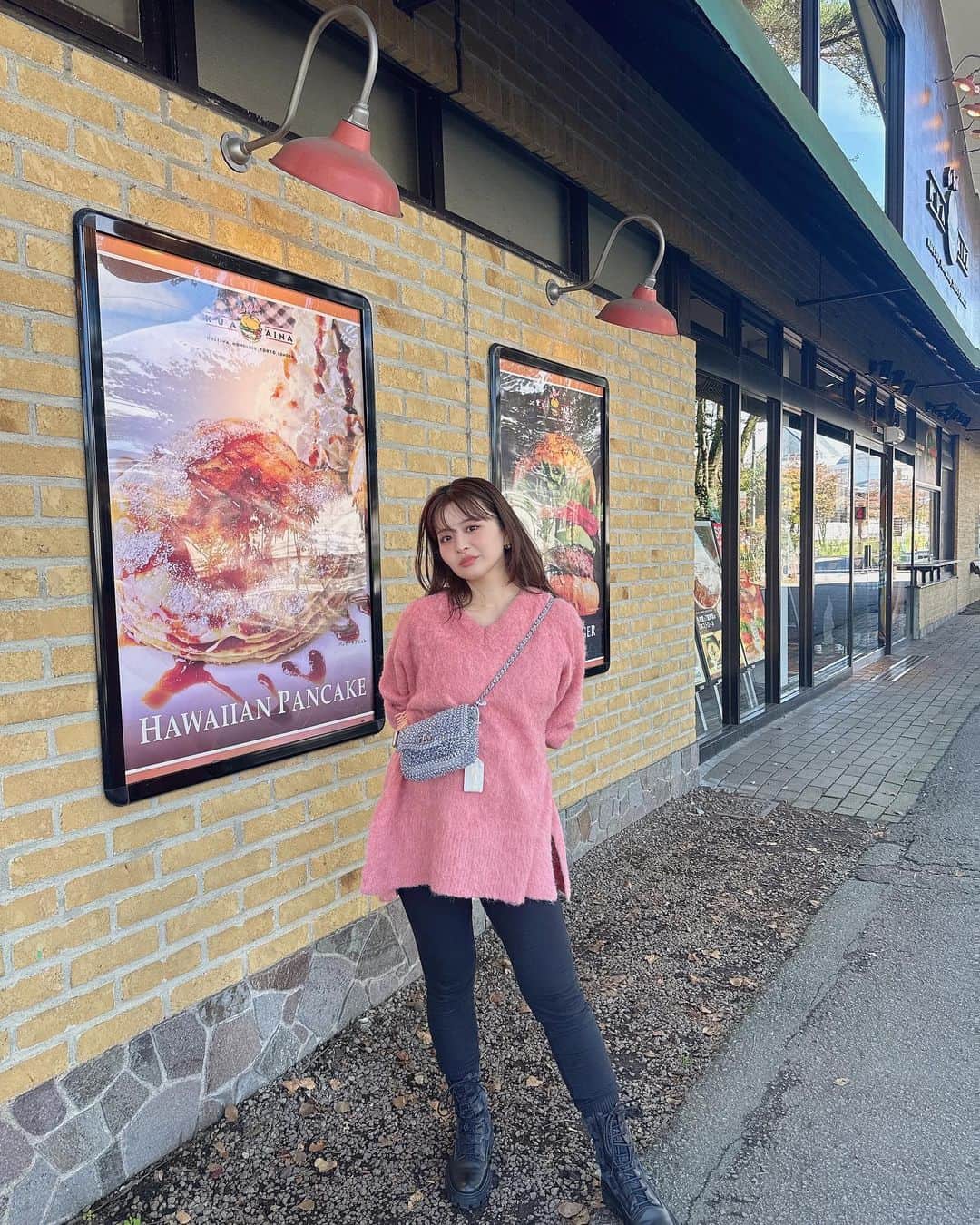 のインスタグラム：「懐かしのクアアイナ🍔♡ アルバイトしていた頃を思い出す。 色んな方が会いにきてくれてすごく楽しかった思い出。 休憩にいつもバーガー食べてたなぁ。  アウトレットって無意識に沢山歩けて 素晴らしい！！  軽井沢はもう寒くて たまたま持って行ったニットが大活躍🙏 旅行予定の方はサッと羽織れるもの あった方が良さそう。」