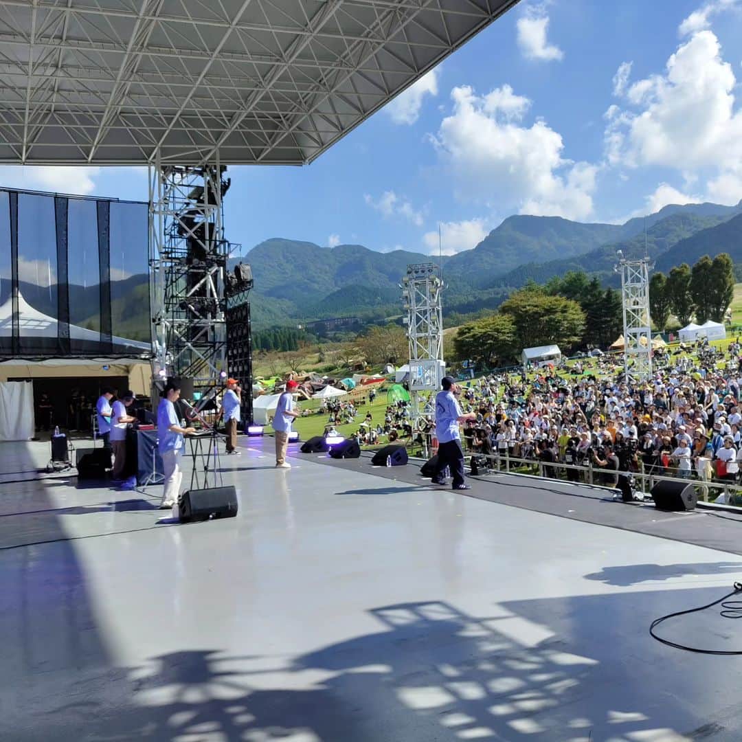 スチャダラパーのインスタグラム：「ASO ROCK FEST FIRE 2023にお越し頂きスチャダラパーをご覧頂いた皆様、ありがとうございました〜！ 天気にも恵まれ、雄大な阿蘇の大自然と、相変わらず大きなアスペクタのステージを堪能させて頂きました！ 次回スチャダラパーのライブは 10/7 たちかわ妖怪盆踊り2023 10/8 岡山 STARS ON23 です〜！」