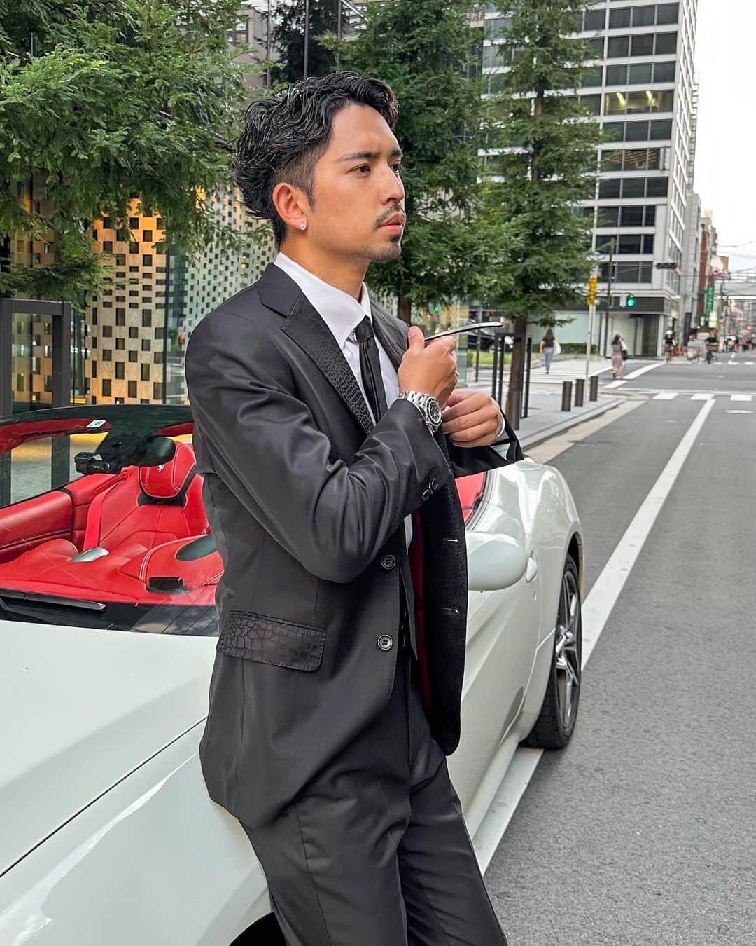 ken_navyのインスタグラム：「他の投稿は @ken_navy をご覧下さい🫶❣️  BLACK SUITS🐦‍⬛  ゼニアの最高級ブラックウールにクロコダイル柄をあしらった柄を部分的に。 パーティシーンや成人式をはじめとしたお祝い時にオヌヌメのデザインです！ 僕が着用しているのは¥275,000ですが、ブラック生地部分を変えれば¥110,000〜お作り頂けます😊  このようなデザイン力も弊社の強みです🇮🇹 是非ご予約お待ちしてます‼️  @feriarebello_official   ーーーーーーーーーーーーーー 🌕貴方のいいね、コメントが募金されます🍂 募金活動しています！ 投稿のいいね数×1円とコメント数×5円 を月末に集計して 様々な場所へ募金をさせて頂きます。 ９月は公益財団法人どうぶつ基金へ募金しますのでいいね、コメントをお願いします🙇‍♂️ ーーーーーーーーーーーーーー  参考になればいいね👍コメント📝保存💽 お願いします🫶❣️  #メンズファッション #メンズコーデ  #ファッションモデル  #アパレル #デザイナー  #アパレル社長 #オーダースーツ #オーダースーツ大阪 #今日のコーデ #ファッションの悩み #ベルト忘れた」
