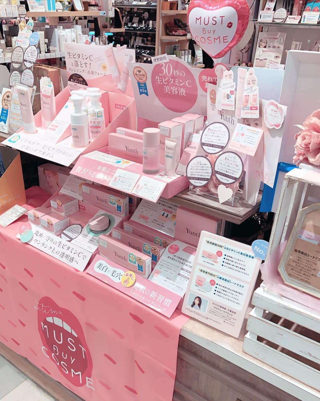 のインスタグラム：「.  使用期限30秒！？ 生ビタミンC美容液  ★Yunth-ユンス- 薬用ホワイトニングエッセンス 3,960円(内、消費税360円)  - - - - - - - - - - - - - - - - - - - -   当店でも大人気のYunth-ユンス-は カリスマ美容家、 千葉由佳さん(@chibayuka )の プロデュースブランド💕  Yunth(@yunth.official )で 特に人気なのが美容液💓 洗顔後、すぐに使う導入美容液で 今の時期、夏のお疲れ肌や 日焼けが気になる肌にもおすすめ⭐️  パウチ1包ずつの個包装で 鮮度の高いビタミンCが オイルのようにとろけます🌸  そして  乾燥しがちな肌にうるおいを与え 透明感とハリのある肌へと導きます  - - - - - - - - - - - - - - - - - - - -  🩷スタッフ　クチコミ🩷  当店で1番売れてる美容液がこちら！  塗った瞬間にじんわり温かくなって 次に使う化粧水の浸透が良くなりました✨  使い続けていると 透明感がアップした気がします💕  ※個人の感想です。個人差があります。  - - - - - - - - - - - - - - - - - - - -  美容液以外にも、種類がたくさん💓 ラインナップは クレンジング〜UVジェルまで揃ってるので すべてのスキンケアを Yunthで揃えてお使いいただけます  ぜひ、お店に見にいらしてください😃 皆様のご来店をお待ちしております💕  #ユンス#美容液#美白#ビタミンc #ちばゆか#ちばゆか買い #ショップイン#クレームエルージュ#阪急三番街#化粧品#コスメ#cosme#japanesecosmetics #osaka#umeda」