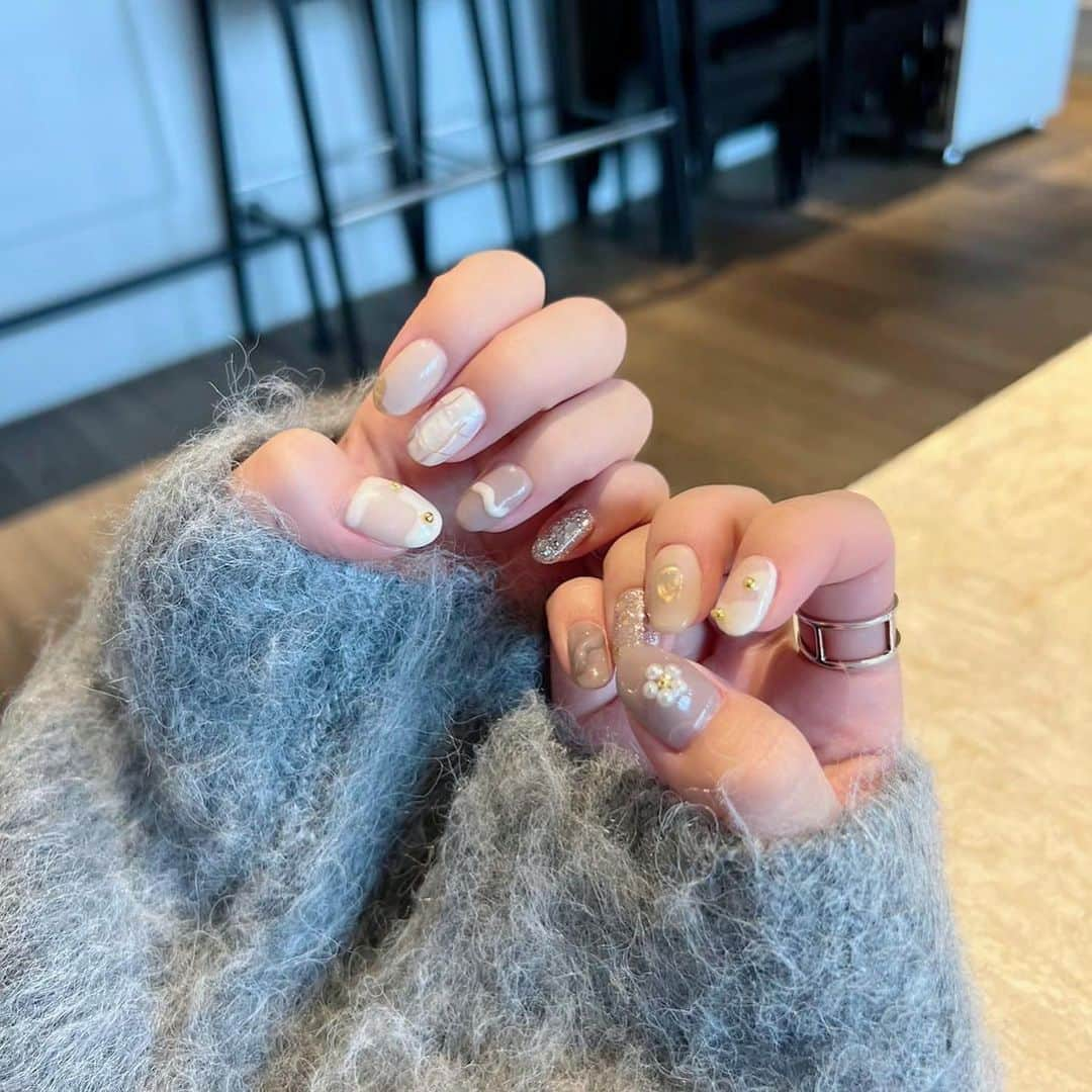 愛内みさのインスタグラム：「・ れなちゃんnail design♡  𝐩𝐡𝐨𝐭𝐨 𝐛𝐲 @rena_yoshitsugu   秋色にゴールドが映えてかわいすぎる☺️🍁  ୨୧┈┈┈┈┈┈┈┈┈┈┈┈┈┈┈┈┈┈┈┈┈┈┈  中目黒駅から徒歩2分『chico nail』  【営業時間】  平日 10:30〜21:00 土日祝 11:00〜19:00  【ご予約・お問い合わせ】 ▫︎LINE @chiconail  〒153-0051 東京都目黒区上目黒2-13-6 神田屋ビル402   design account @chiconail_0331   ୨୧┈┈┈┈┈┈┈┈┈┈┈┈┈┈┈┈┈┈┈┈┈┈┈  chico nailはこんな方におすすめ  ▪︎個室のプライベート空間でネイルを楽しみたい  ▪︎丁寧なケアでもちのよいジェルネイルを  ▪︎上品と可愛いを両方とりいれたい  ▪︎淡いカラーがすき  ▪︎デザインやカラーを一緒に考えて欲しい、お任せしたい  ▪︎周りを気にせずお喋りしたい  ▪︎施術中は映画やドラマをみてゆっくり過ごしたい (Netflix、Amazon primeなど完備☺︎)  一人一人に寄り添って 丁寧に施術いたします☺️  持ち込みデザインは内容によって 料金と施術時間が変わります。 ご予約、ご相談はお気軽にLINEからお問い合わせください☺︎  ･─･･─･･─･･─･･─･･─･･─･─･･─･･─･─･･─･  #秋ネイル#お花ネイル#ニュアンスネイル#きれいめネイル#上品ネイル#オフィスネイル#シンプルネイル#ちゅるんネイル#ブライダルネイル#大人可愛い憧れネイル#中目黒ネイルサロンchiconail#チコネイル#中目黒ネイル#目黒ネイル#パラジェル#中目黒#目黒#プライベートサロン#大人コーデ#秋コーデ#ショートネイル#パラジェル登録サロン#ネイルブック#nailbook#네일스타그램#네일」