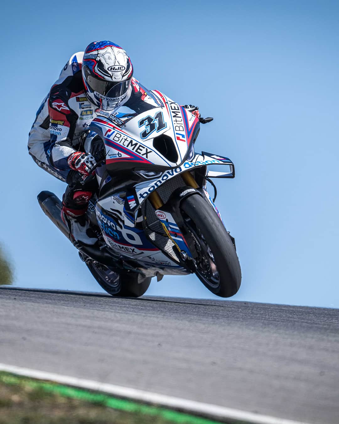 のインスタグラム：「ポルトガルのポルティマオで開催されたWorldSBK（世界スーパーバイク選手権）第11戦で、Bonovo action BMW Racing Teamのギャレット・ガルロフ選手はレース1、レース2で4位を獲得しました。  ここ数戦のレースでBMW勢の中でも目を見張る活躍が続くガルロフ選手は予選では12位に沈みますが、レース1では追い上げを見せてレース終盤までに4位までジャンプアップしてそのままフィニッシュ。さらにレース2でも3位の選手とわずか1秒差という僅差でフィニッシュして、レース1・レース2ともにインディペンデントチームでは最上位を獲得してM 1000 RR の速さを証明しました。  ＜ガルロフ選手のコメント＞ 「予選が終わった段階では2回も4位に入賞できるとは思っていませんでしたが、本当に素晴らしい週末でした。マシンのフィーリングやチームスタッフの努力には本当に満足しています。このまま最終戦を最高の形で締めくくりたいと思っています」  #NeverStopChallenging #M1000RR #WorldSBK #BMWMotorrad #BMWモトラッド #駆けぬける歓び」