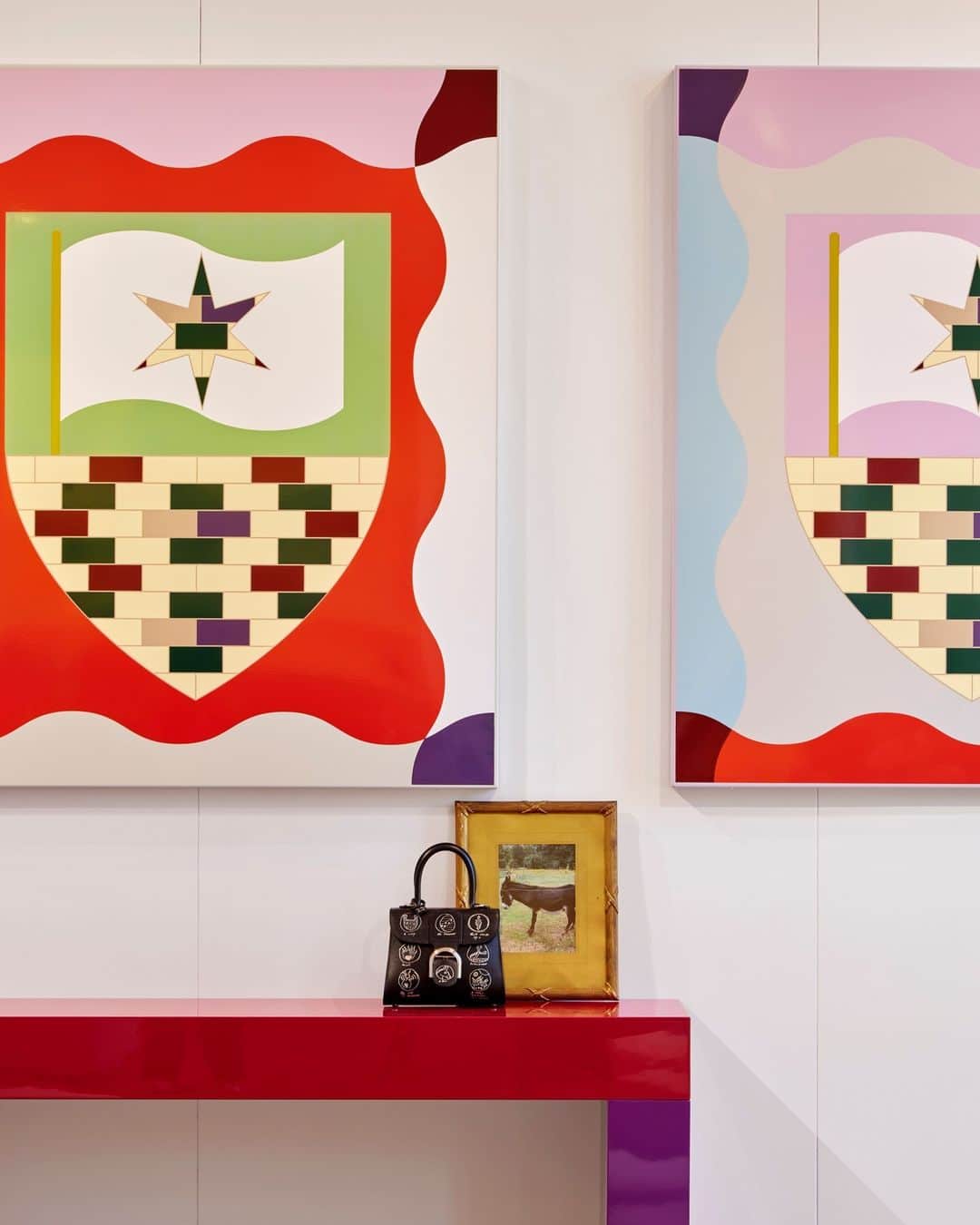 デルボーのインスタグラム：「Delvaux’s Spring-Summer 2024 collection was presented in a Parisian hotel particulier, designed as an immersive expression of the Maison’s savoir faire and the imagination of Belgian artist Kasper Bosmans. ⁣ ⁣ #DelvauxSS24⁣ #Delvaux」