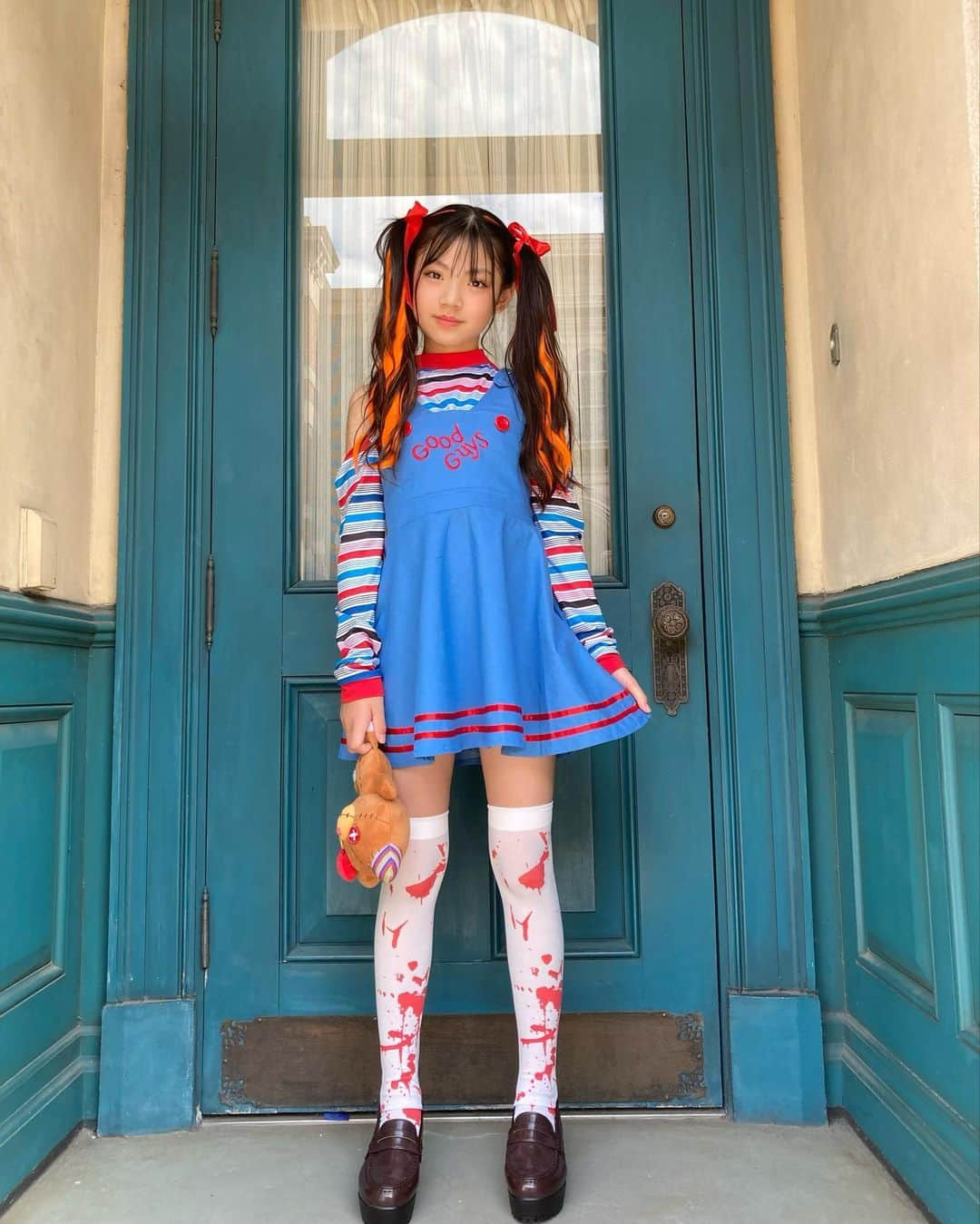 上埜れのんさんのインスタグラム写真 - (上埜れのんInstagram)「•*¨*•.¸¸  ハロウィンホラーナイト👻🎃 さっそくハロウィンしてきたよ❤️  チャッキー🩸🔪の仮装をしたよ🧸  最後はグリコポーズ😂❤️  #ハロウィン#チャッキー#チャッキーコスプレ#ユニバコーデ#ハロウィンホラーナイト#ユニバハロウィン#ユニバ#usj#halloween#kidsfashion」10月2日 19時01分 - xxrenonxx