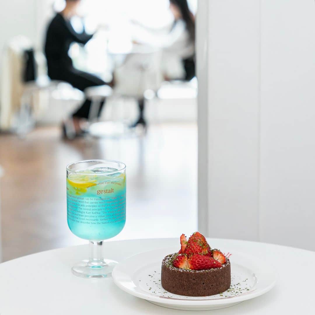 ことりっぷのインスタグラム：「新しくなった「ことりっぷソウル」から、おすすめカフェをご紹介♪  空間が素敵なカフェ、おいしいメニューが豊富なカフェ、韓屋をリノベしたカフェなど、ソウルはカフェ天国。最近はベーカリーカフェも人気ですよ。  今日は「ことりっぷソウル」リニューアル版から、おすすめのカフェを4軒ご案内します。 ----- ☕gestalt coffee（1・2枚目） 延南洞にあるモダンなインテリアが印象的なカフェ。 テーブルに置かれた紙で注文してくださいね。  ☕offer BAKERY CAFE（3・4枚目） 弘大にあるクイニーアマンが人気のカフェ。 パン、焼き菓子、ケーキなどがそろいます。  ☕BREADY POST（5・6枚目） ソフトプレッツェルの専門店。 バターペッパー味が看板メニューです。  ☕PIE IN THE SHOP（7・8枚目） 「パイと一緒にいる空間」がコンセプト。 毎日14種ほどの自家製パイが並びますよ。 -----  ぜひ、発売中の「ことりっぷソウル」もご覧ください。 ことりっぷオンラインストアでは、10月14日までの期間限定でポストカードをプレゼント中です🎁 @cotrip_official  #ことりっぷ #ことりっぷソウル #韓国 #ソウル #ソウルカフェ #gestaltcoffee #offerbakerycafe #breadypost #pieintheshop #cotrip #seoul」