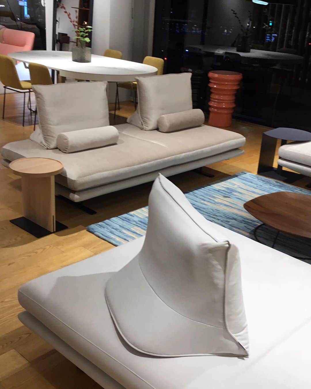 ligne roset shopのインスタグラム：「【ROSETPrado】(ロゼプラド)  リーン・ロゼ銀座では上品な色合いのロゼプラドが揃っています。どれも人気の生地で、同じ生地で発注希望される方がたくさんいらっしゃいます✨  Fabric: スピリット YP9510、ウルトラスエード 5969、Artisan 1409  #ligneroset#lignerosetginza#ginza#interior#room#design#sofa#furniture#room#myligneroset  #リーンロゼ#リーンロゼ銀座#銀座#インテリア#インテリアコーディネート#家具#ソファ#リノベーション#リーンロゼのある暮らし  @ligneroset_jp」