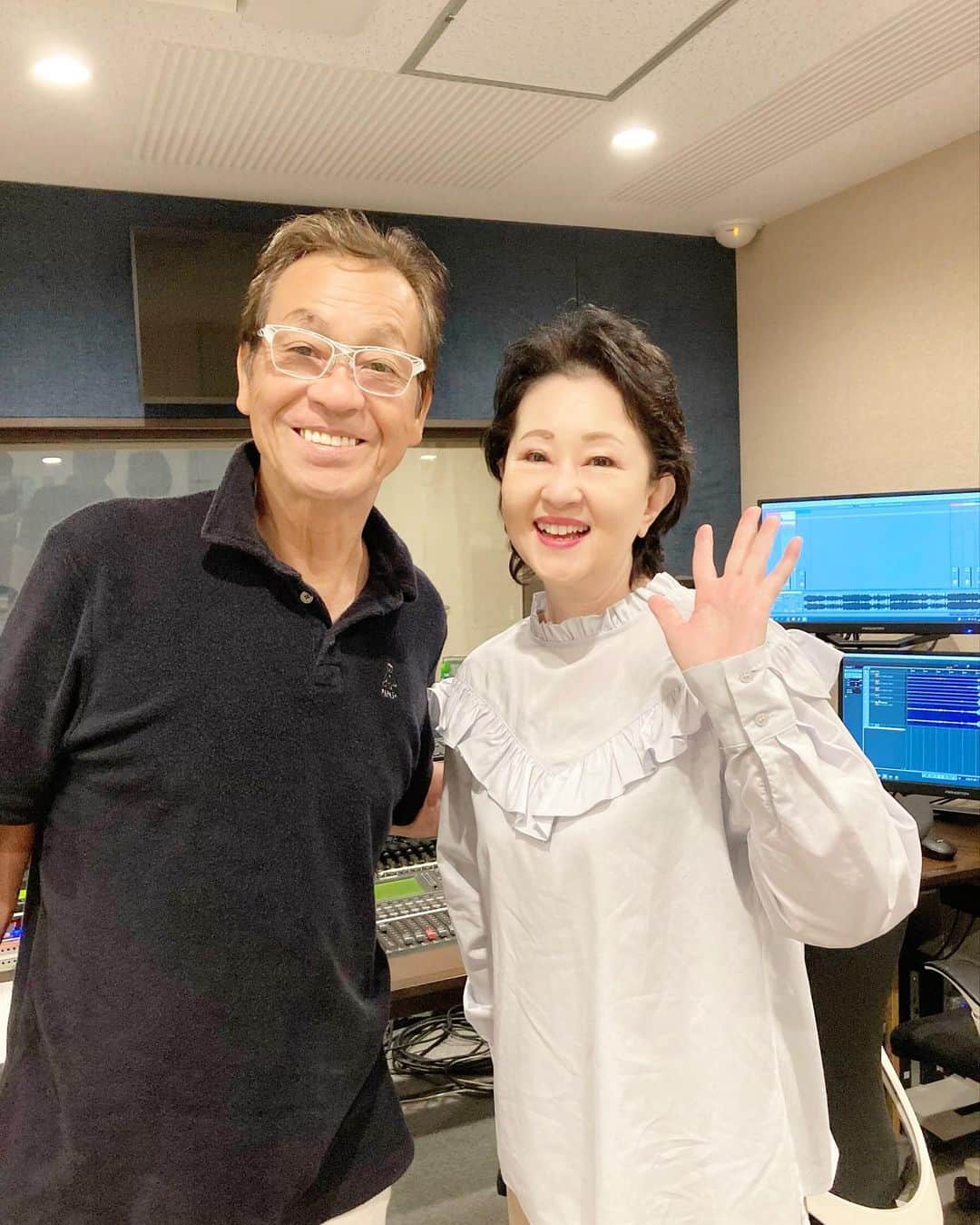 畑中葉子のインスタグラム：「ラジオ『中村詩織のちょっとうたかた』収録で清水アキラさんにお会いいたしました!!  清水さんのいらしたハンダースさんは平尾昌晃歌謡教室でレッスンされたことがあるんですよね。 その際はお会いしたことありませんでしたけれども、私の先輩ってことですよね👀  清水アキラさん、芸歴50年。 畑中葉子、デビュー45周年。 清水さん、全然変わらず昔のままでした。 私も、まだまだがんばらねば。  清水さんのお弟子さんの美里里美さん（写真2枚目）の生歌をほんの少しだけラジオ収録でお聴きしましたが、「なんなんだこの人は!!」っていうくらい素晴らしい声の持ち主♡  #ラジオ #中村詩織のちょっとうたかた  #清水アキラ さん #美里里美 さん #畑中葉子」